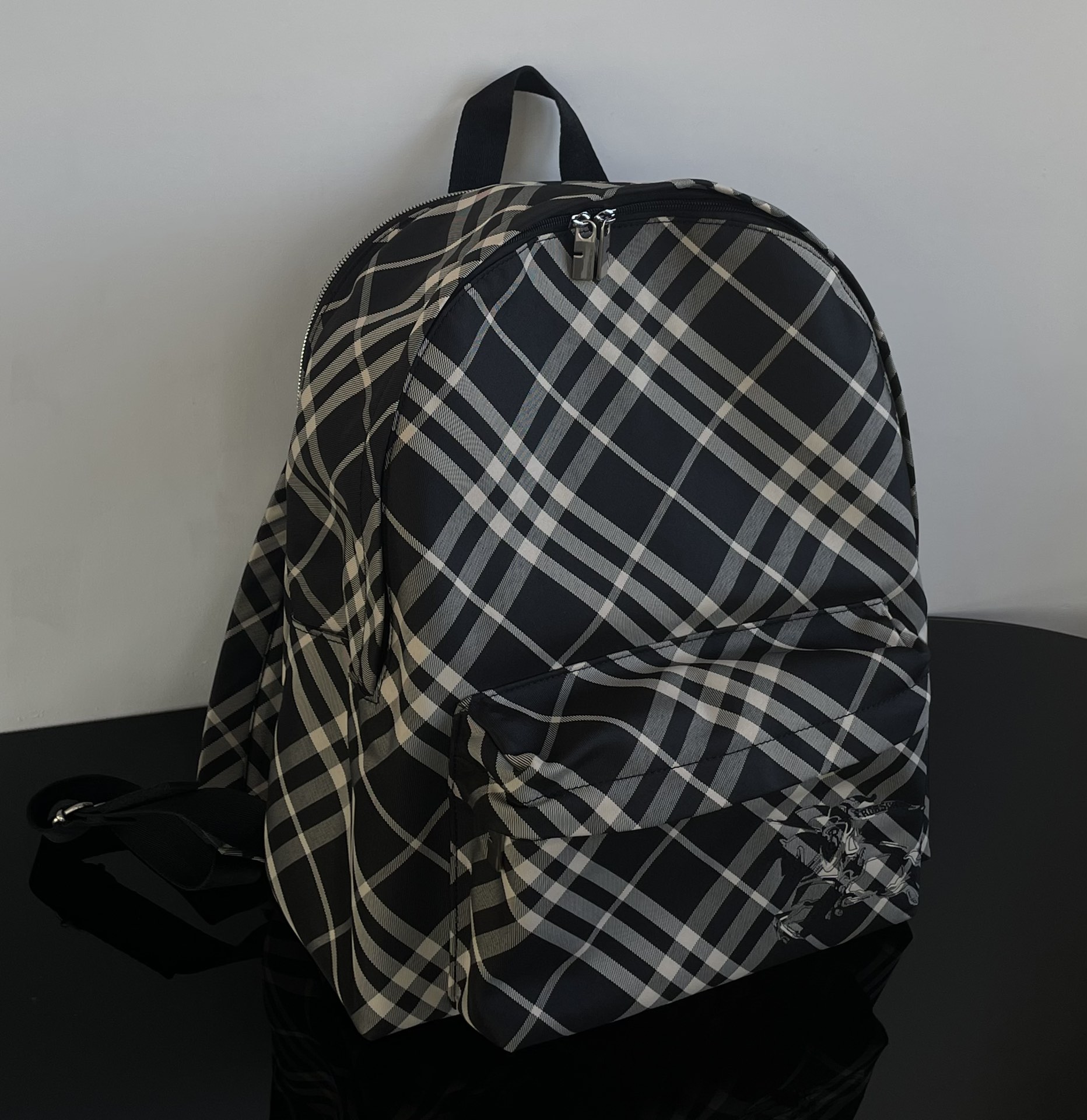Burberry. Black backpack real shot! I like this color, you can choose it yourself!