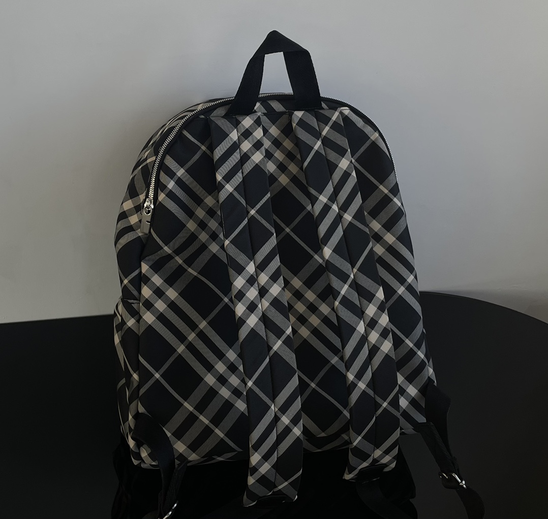 Burberry. Black backpack real shot! I like this color, you can choose it yourself!