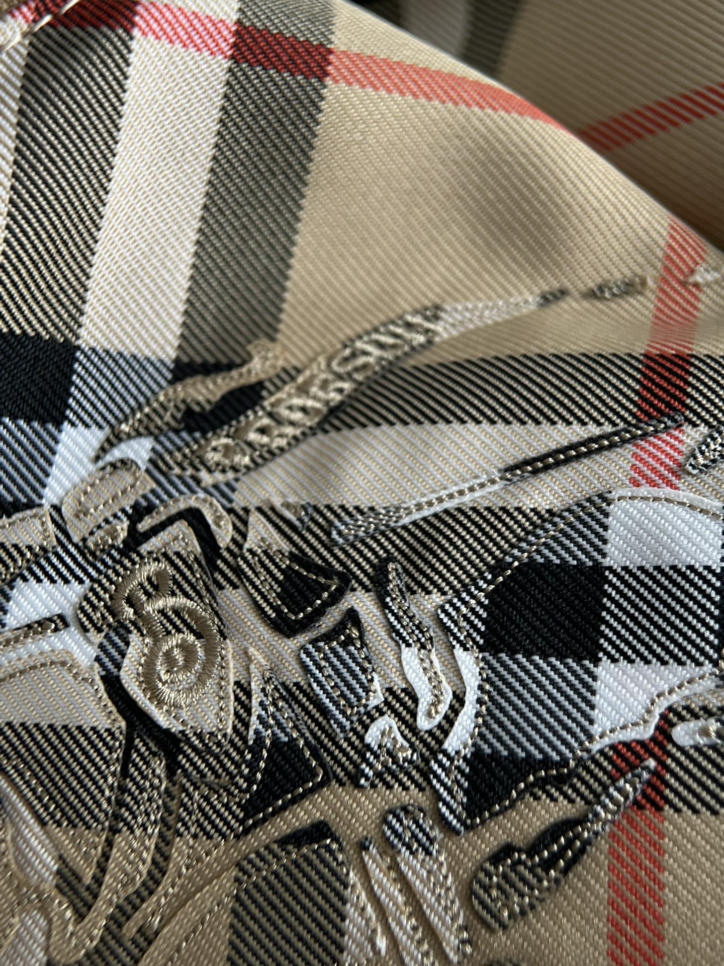 Burberry The exquisite war horse embroidery logo must be everyones favorite research object. The bag has two embroideries, too many to mention. G
