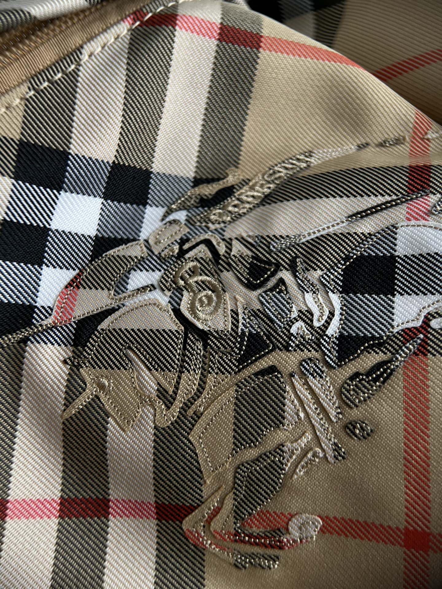 Burberry The exquisite war horse embroidery logo must be everyones favorite research object. The bag has two embroideries, too many to mention. G