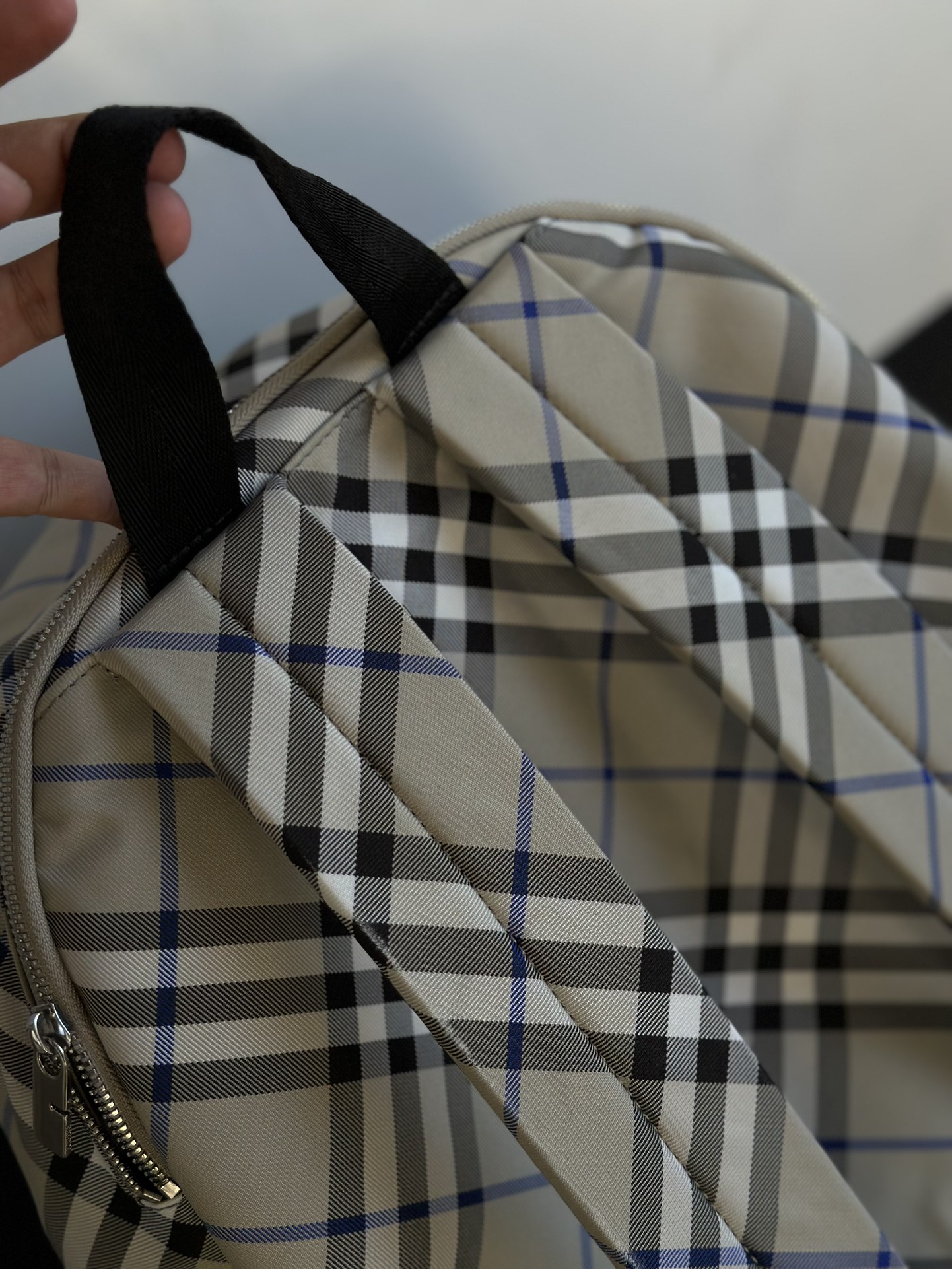 Burberry The plaid patterns on the shoulder straps are aligned with each other. As long as they are pulled to the same length, the plaid patterns