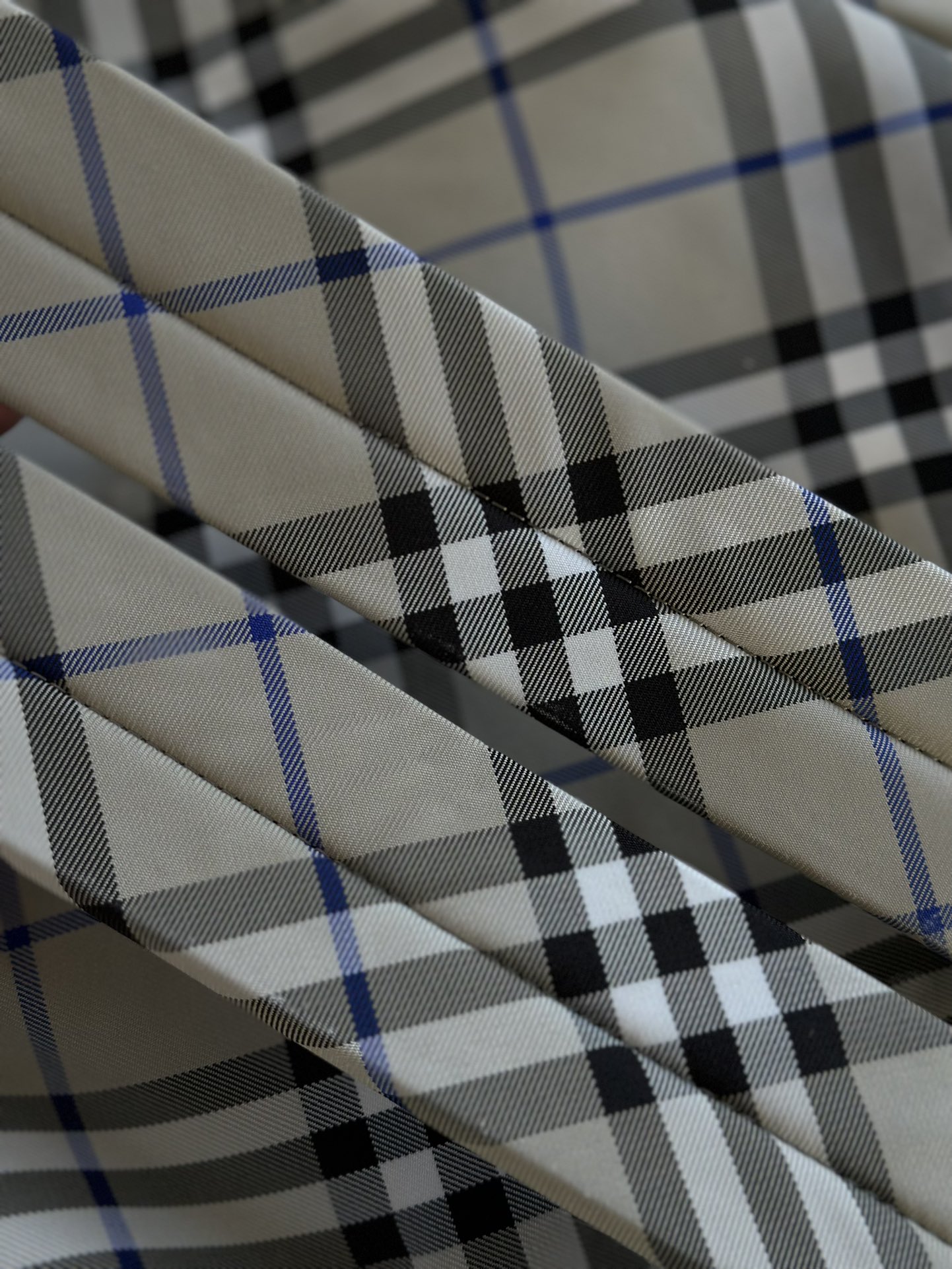 Burberry The plaid patterns on the shoulder straps are aligned with each other. As long as they are pulled to the same length, the plaid patterns