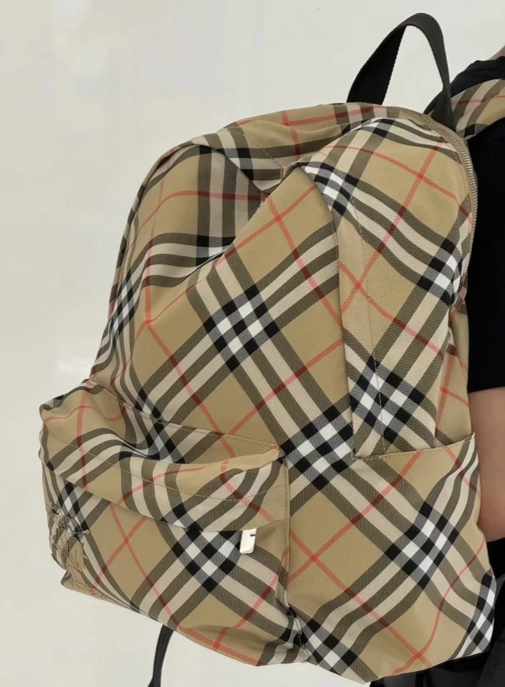 Burberry backpack upper body reference, both men and women can carry it! Come according to your needs. If you have too many things, you have to u