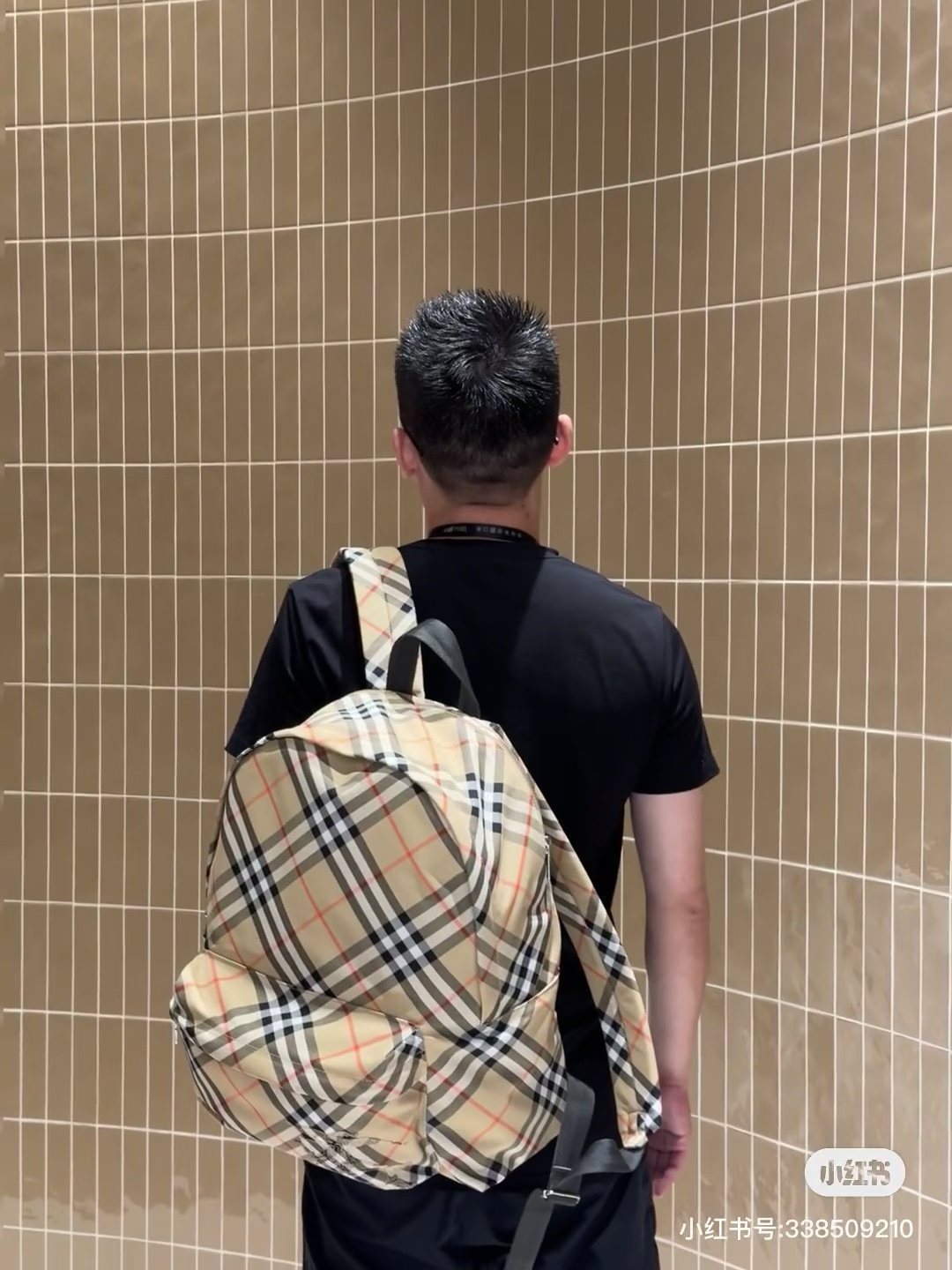 Burberry backpack upper body reference, both men and women can carry it! Come according to your needs. If you have too many things, you have to u