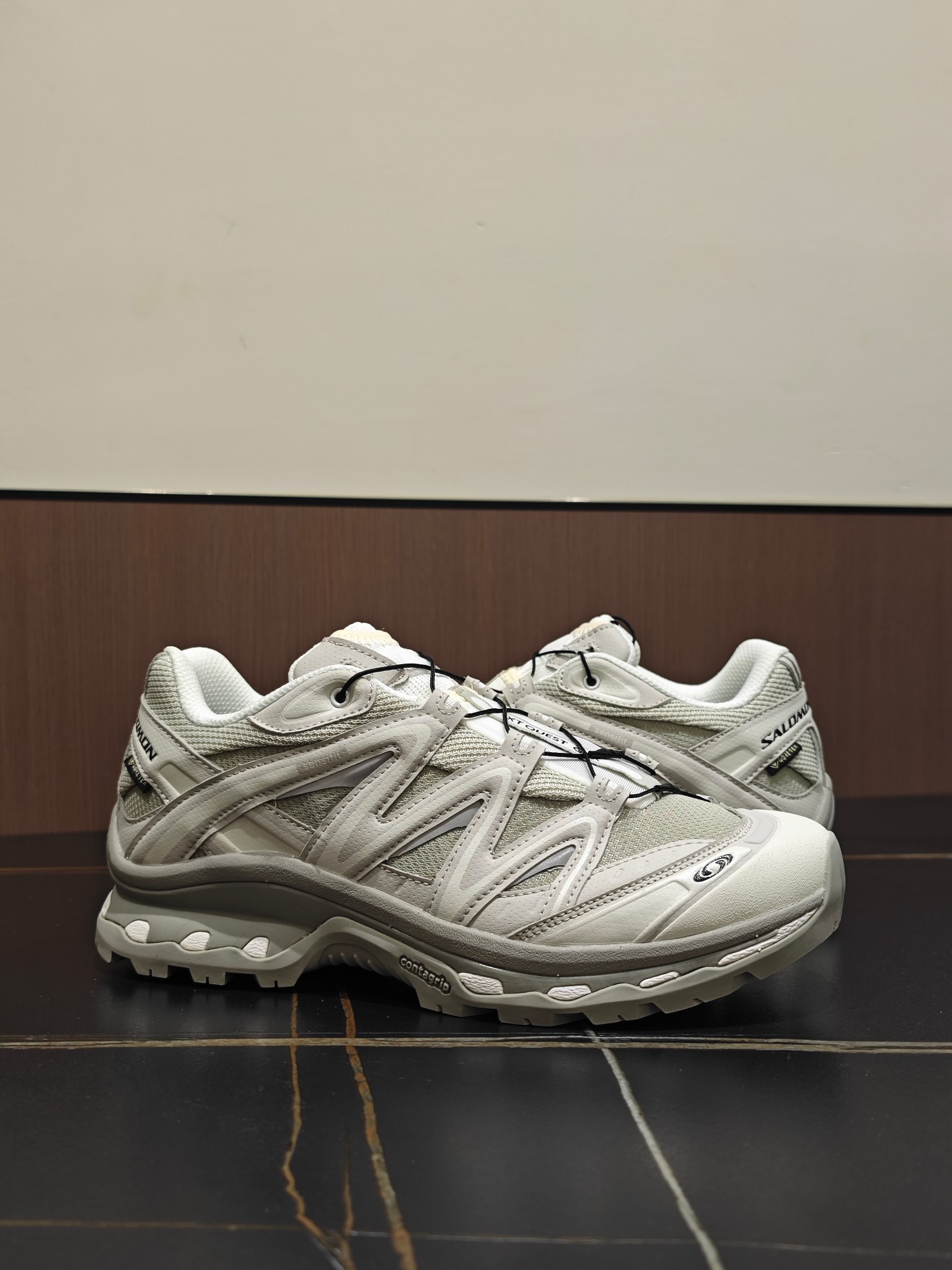 G版 XTQ系列 GTX 灰白色 独家私模大底 一比一复刻开发 版型品质细节如图可见 各平台及直播首选版本 G版出品 好货不贵 没卖过 没买过的朋友可以闭眼入 两张以内这个价格区间 品质最好最性价比的产品 没有之一