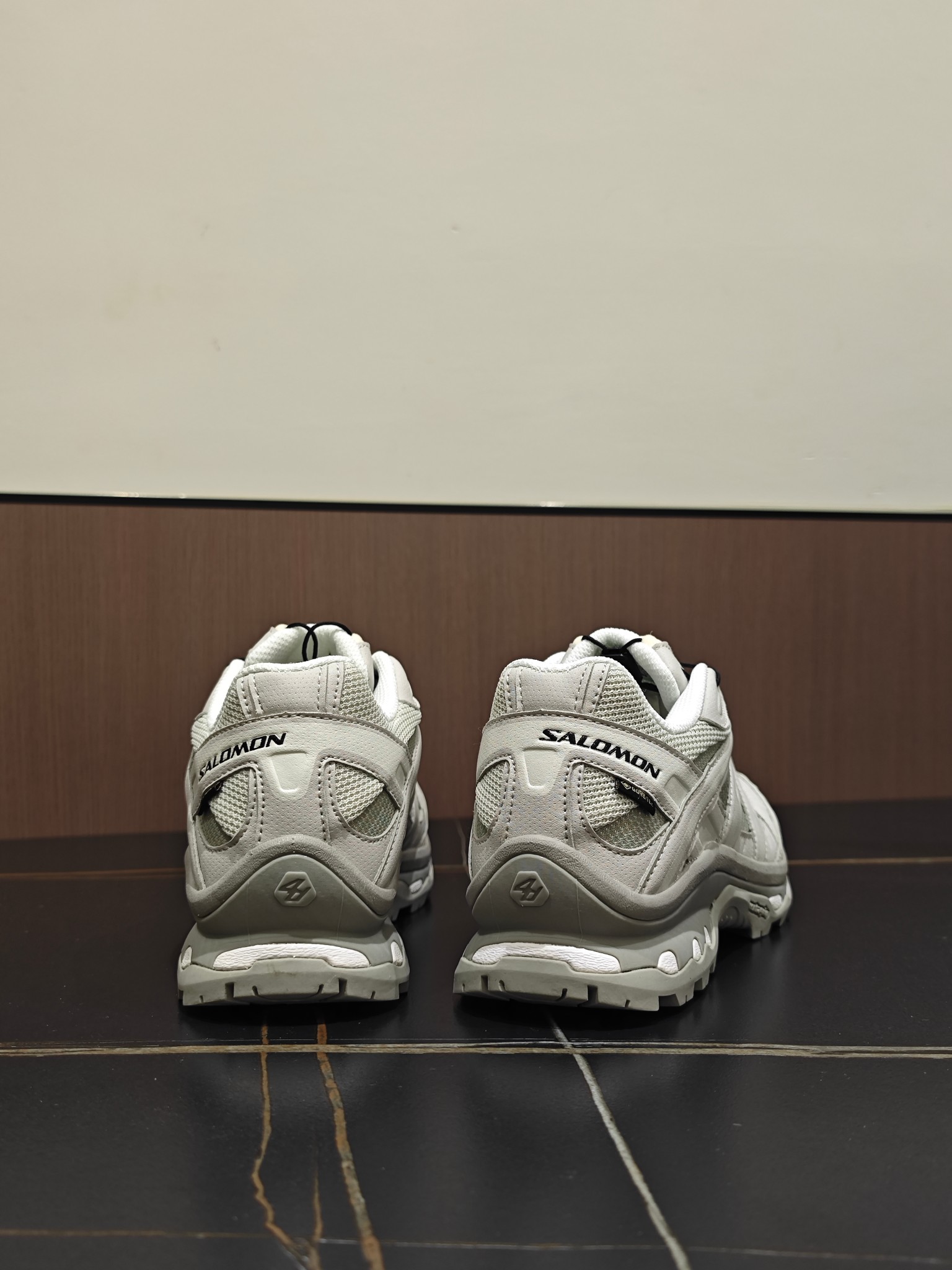 G版 XTQ系列 GTX 灰白色 独家私模大底 一比一复刻开发 版型品质细节如图可见 各平台及直播首选版本 G版出品 好货不贵 没卖过 没买过的朋友可以闭眼入 两张以内这个价格区间 品质最好最性价比的产品 没有之一