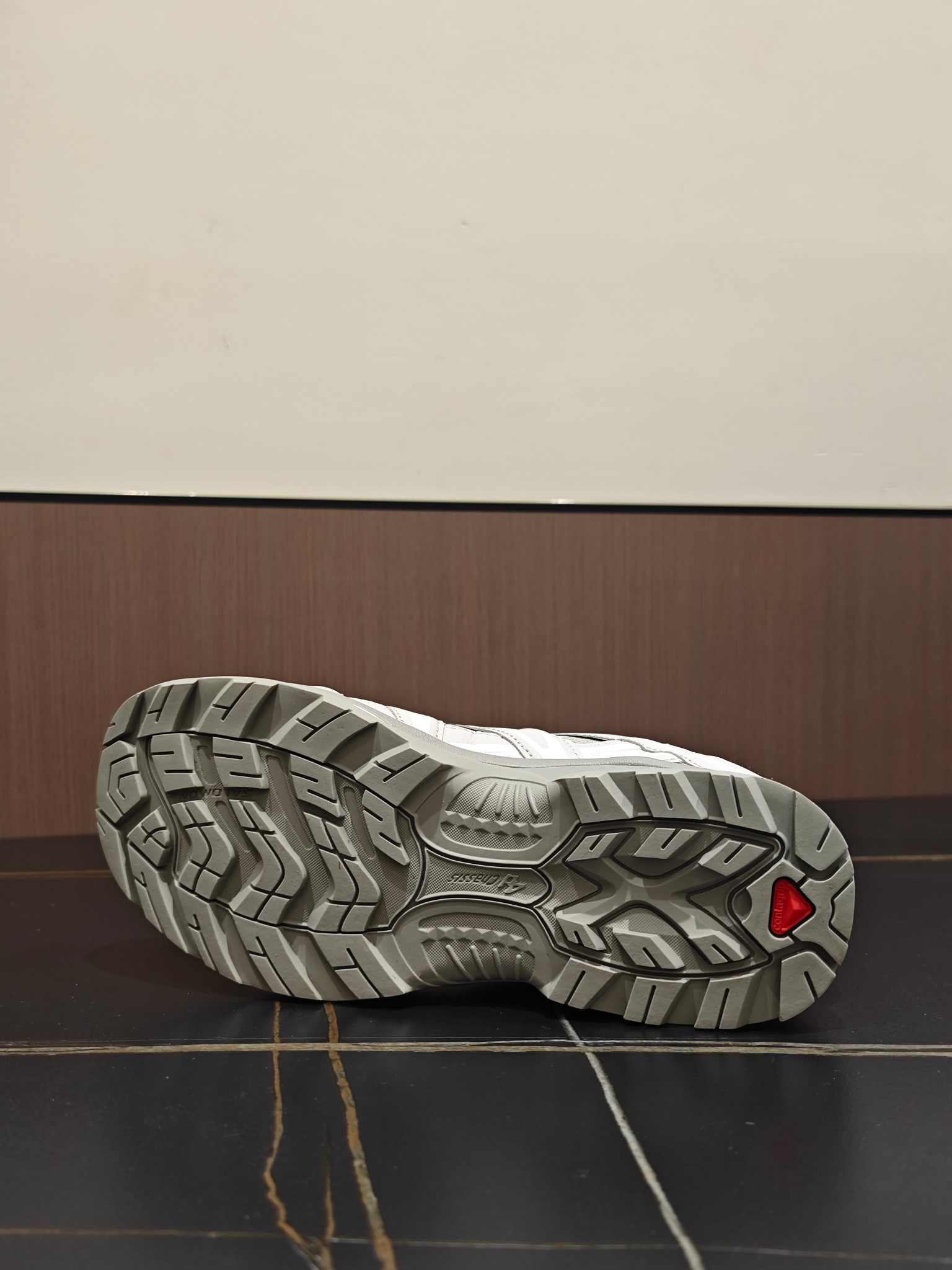 G版 XTQ系列 GTX 灰白色 独家私模大底 一比一复刻开发 版型品质细节如图可见 各平台及直播首选版本 G版出品 好货不贵 没卖过 没买过的朋友可以闭眼入 两张以内这个价格区间 品质最好最性价比的产品 没有之一