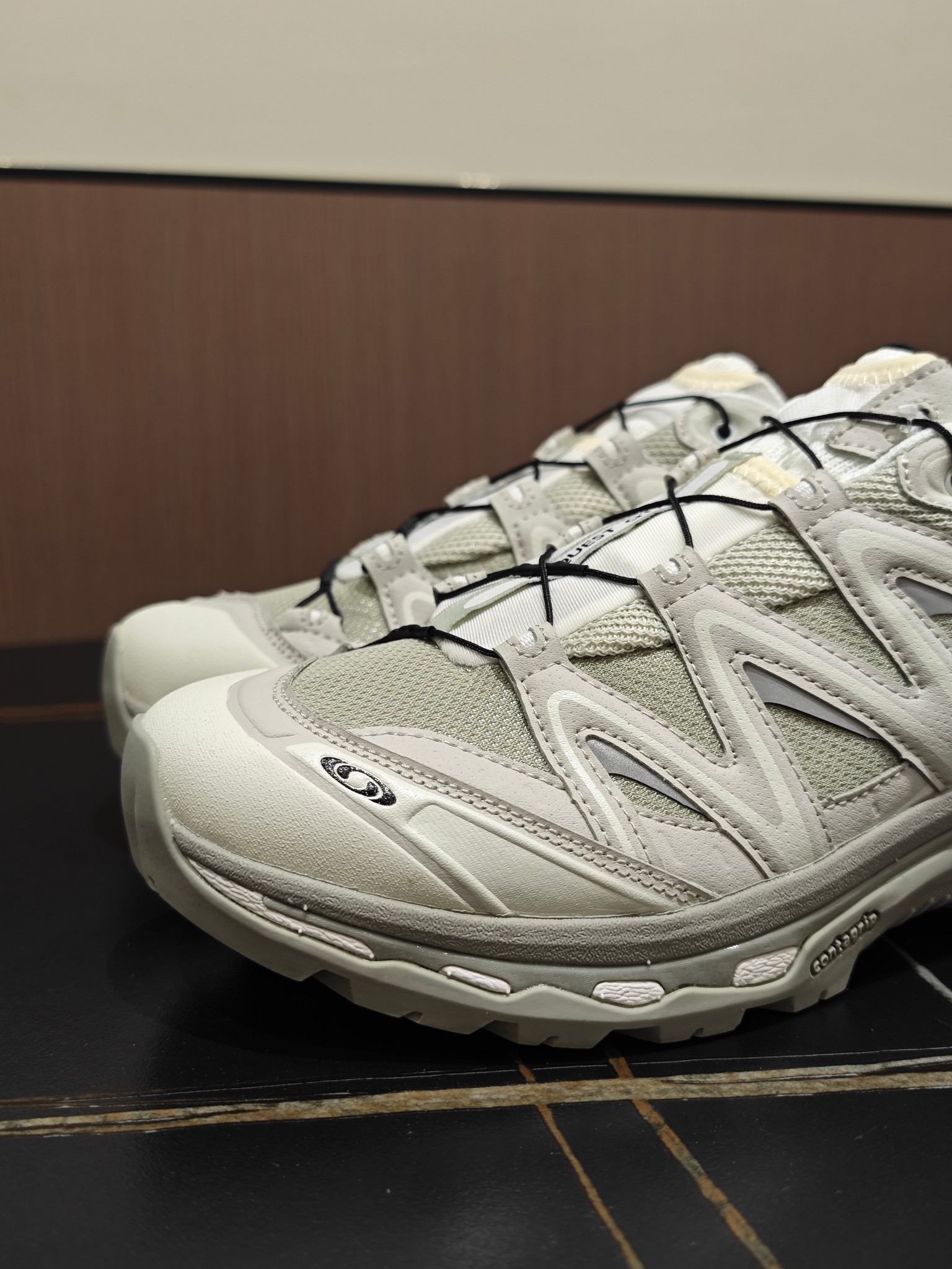 G版 XTQ系列 GTX 灰白色 独家私模大底 一比一复刻开发 版型品质细节如图可见 各平台及直播首选版本 G版出品 好货不贵 没卖过 没买过的朋友可以闭眼入 两张以内这个价格区间 品质最好最性价比的产品 没有之一