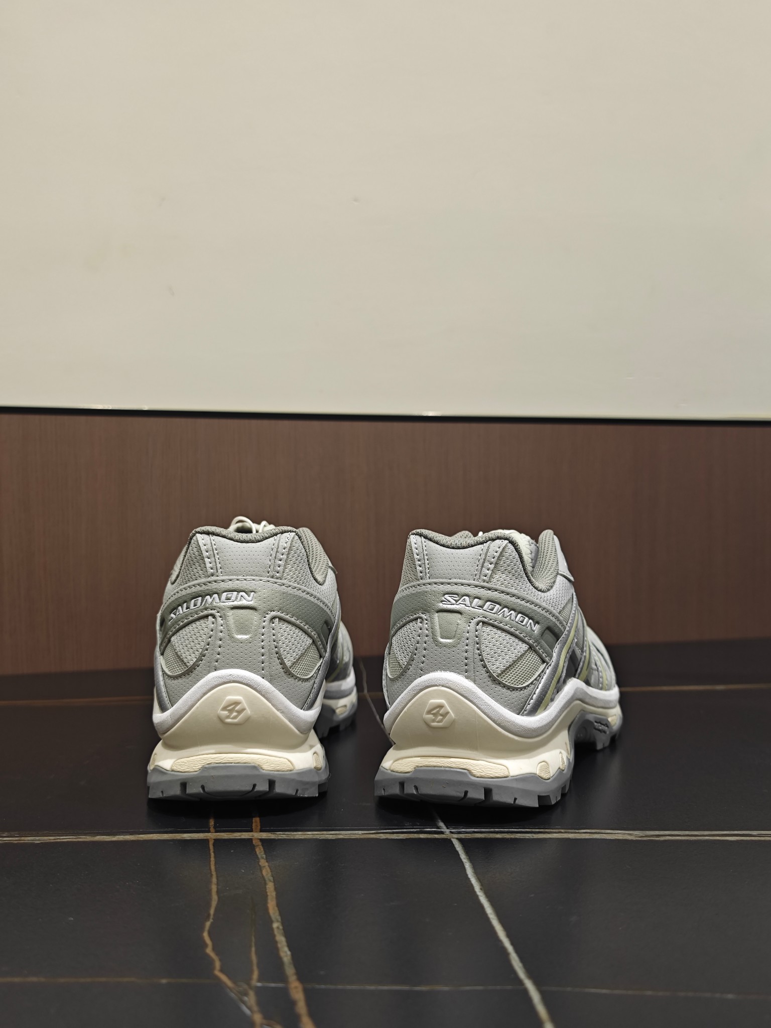 G版 XTQ系列 GTX 黎明蓝色 独家私模大底 一比一复刻开发 版型品质细节如图可见 各平台及直播首选版本 G版出品 好货不贵 没卖过 没买过的朋友可以闭眼入 两张以内这个价格区间 品质最好最性价比的产品 没有之一