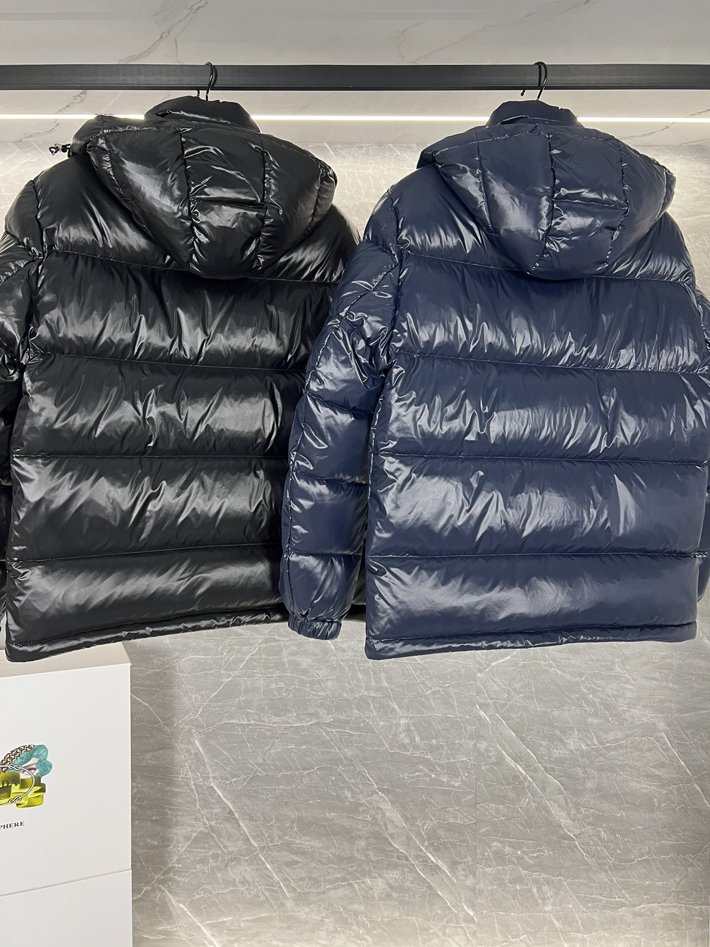 Top Prada Re-Nylon Thick Jacket with 90% down filling. Minimalist design, recycled material. Sizes 48-56, colors black and blue.-Big cat