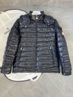 מעיל פוך לגברים של Moncler Lauros הוא הסגנון הפופולרי ביותר והקל משקל ביותר. 1 מעיל פוך לגברים של Moncler Lauros הוא הסגנון הפופולרי ביותר והקל משקל ביותר.