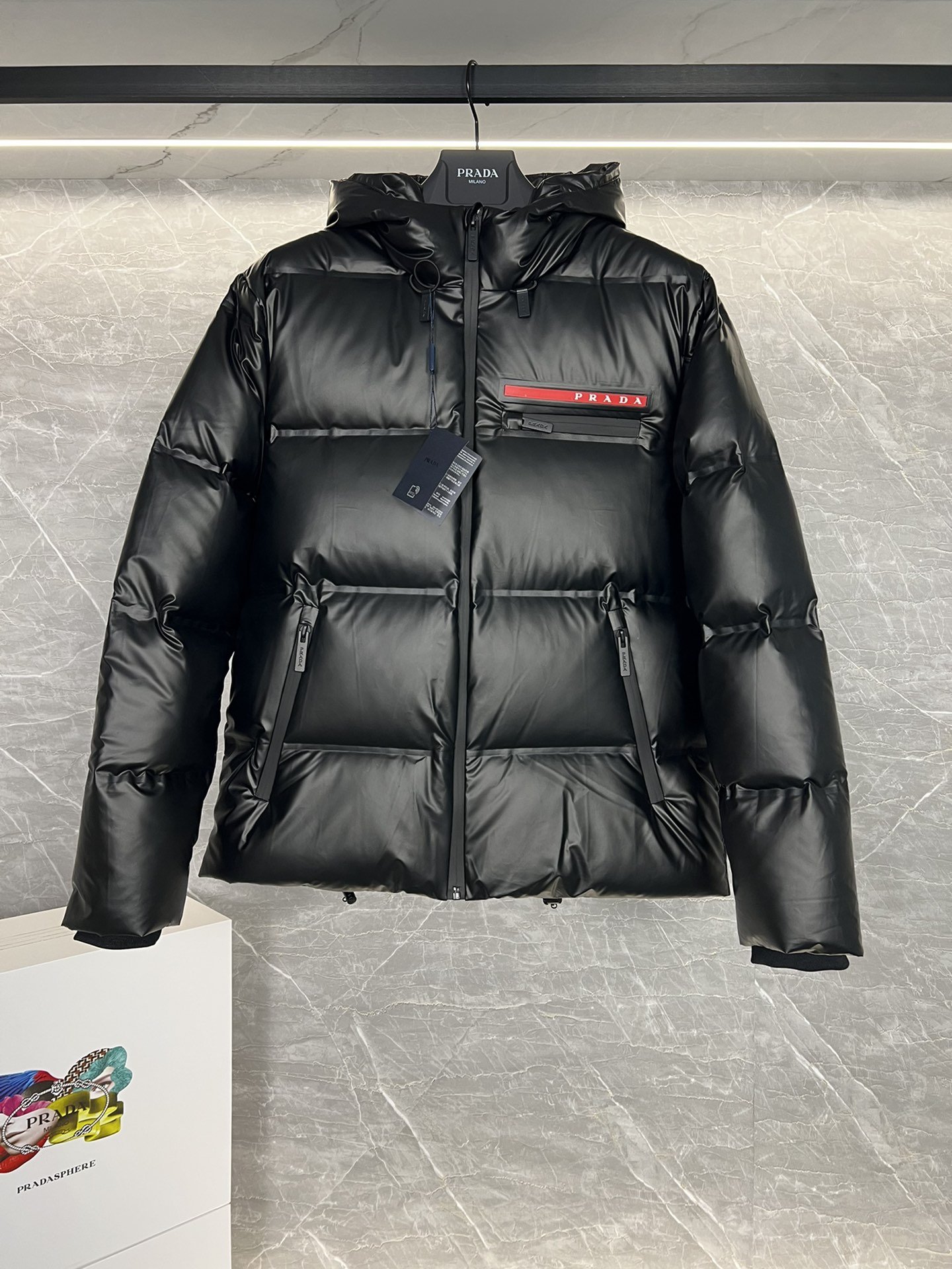 NO:566674,New down jacket PRADA Prada black technology laminated down jacket (high laminated version) New winter wear, favorite series for light and sophisticated business, minimalist style 90 white duck down jacket, comfortable and stylish fabric!  The upper body is super stylish and handsome, and the version is a three-dimensional cutting design. The whole piece has high warmth and good resilience. The upper body is warm and stylish without feeling heavy. It is very practical to wear and does not appear bloated. It can well prevent the cold wind from invading!  High quality first choice!  Size:48-56,,prada,prada,jackets & coats,down jacket,alexander wang19860909羽绒上新 PRADA 普拉达黑科技压胶羽绒外套(压胶高版本) 冬装新品,轻熟商务最爱系列,极简主义风格90白鸭绒羽绒服 面料舒适有型！上身超级有型的帅气,版型是立体裁剪的设计 整件保暖度高,回弹力好 上身保暖有型 又不会有负重感 实穿性非常强 不显臃肿 可以很好的防止寒风侵袭！高品质首选！尺码:48-56,,prada,prada,jackets & coats,down jacket,alexander wang,Men's clothing