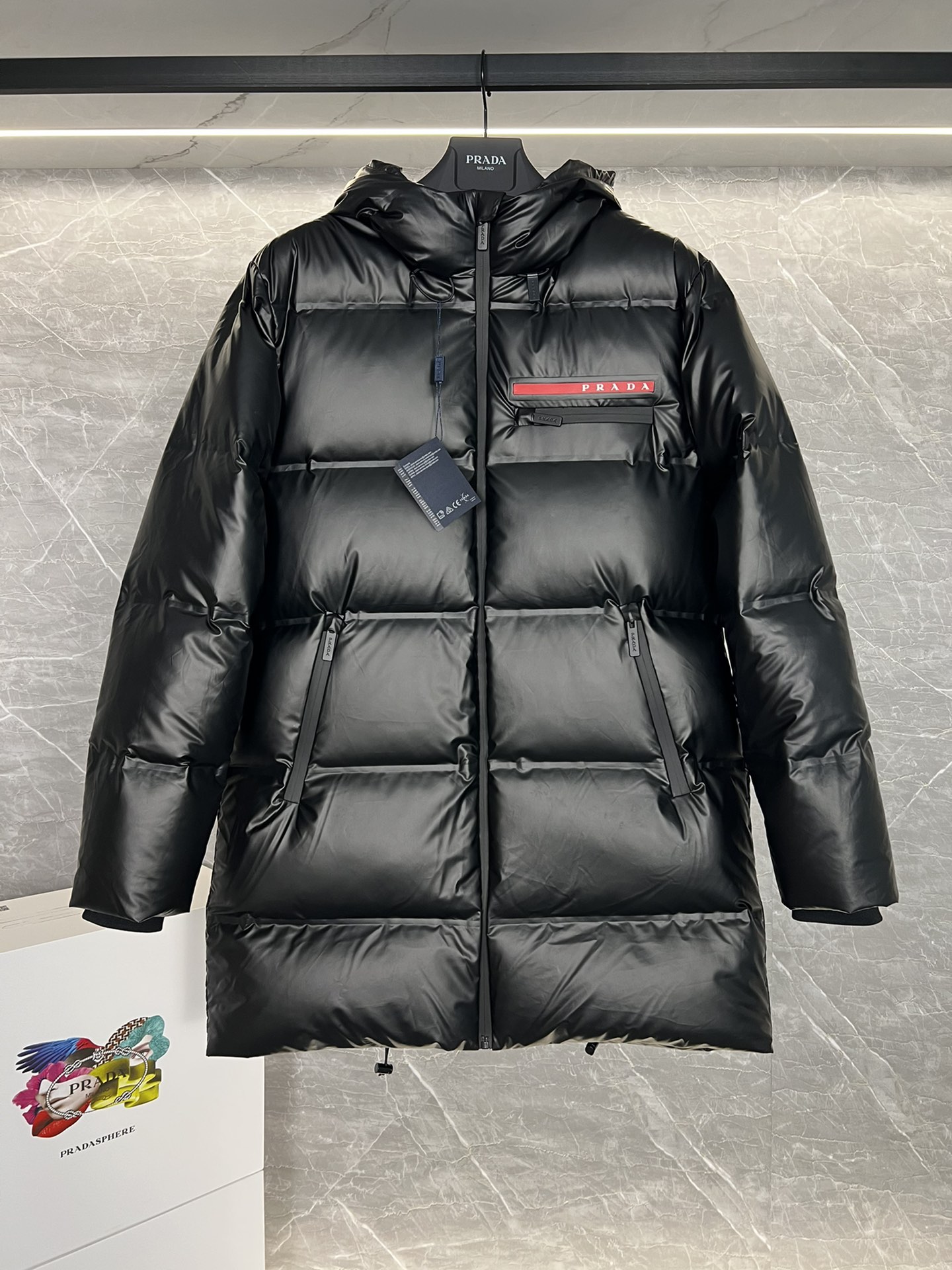 NO:566664,New down jacket PRADA Prada black technology laminated down jacket (high laminated version) New winter wear, favorite series for light and sophisticated business, minimalist style 90 white duck down jacket, comfortable and stylish fabric!  The upper body is super stylish and handsome, and the version is a three-dimensional cutting design. The whole piece has high warmth and good resilience. The upper body is warm and stylish without feeling heavy. It is very practical to wear and does not appear bloated. It can well prevent the cold wind from invading!  The first choice for long styles and high quality!  Size:48-56,,prada,prada,jackets & coats,down jacket,alexander wang19860909羽绒上新 PRADA 普拉达黑科技压胶羽绒外套(压胶高版本) 冬装新品,轻熟商务最爱系列,极简主义风格90白鸭绒羽绒服 面料舒适有型！上身超级有型的帅气,版型是立体裁剪的设计 整件保暖度高,回弹力好 上身保暖有型 又不会有负重感 实穿性非常强 不显臃肿 可以很好的防止寒风侵袭！长款高品质首选！尺码:48-56,,prada,prada,jackets & coats,down jacket,alexander wang,Men's clothing