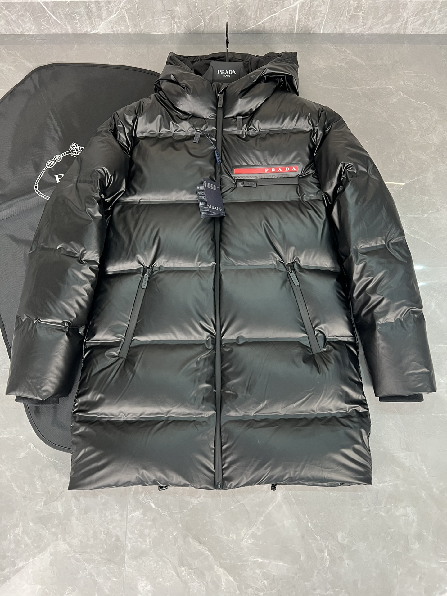 NO:566659,PRADA Black technology laminated down jacket. Removable hood. Variable stand-up collar jacket. The details are clearly photographed!  Long style real shots#,,prada,prada,jackets & coats,jackets & coats,down jacket,hats,alexander wang19860909PRADA 普拉达黑科技压胶羽绒外套.连帽可脱卸.可变立领夹克.细节都拍的很清楚！长款真实实拍#,,prada,prada,jackets & coats,jackets & coats,down jacket,hats,alexander wang,Men's clothing