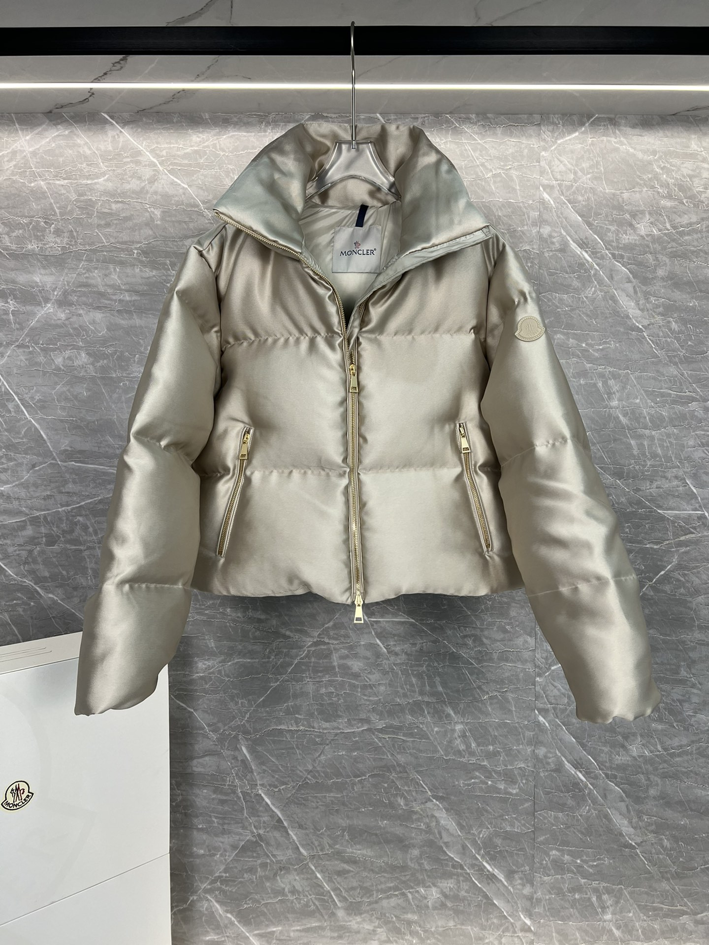 Moncler Bonnelles women's short down jacket in satin, elegant design, functional and stylish. Size: 012-Big cat