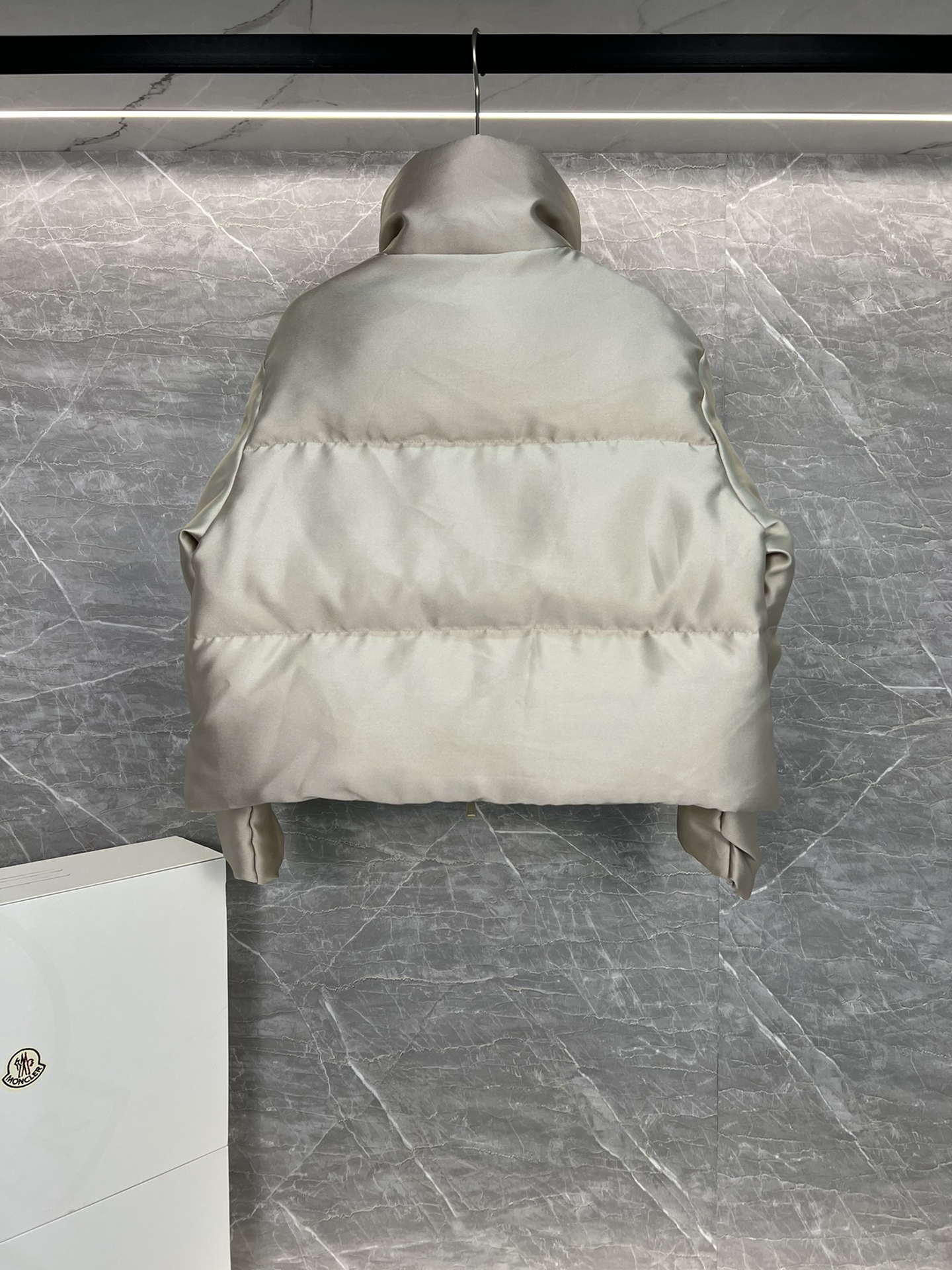 Moncler Bonnelles women's short down jacket in satin, elegant design, functional and stylish. Size: 012-Big cat