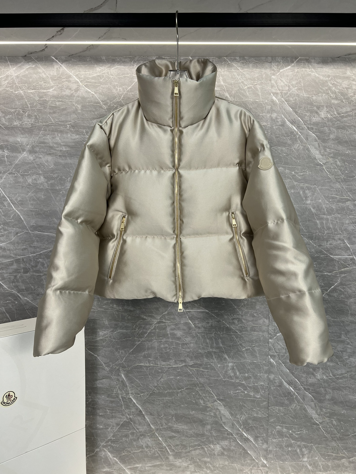 Moncler Bonnelles women's short down jacket in satin, elegant design, functional and stylish. Size: 012-Big cat