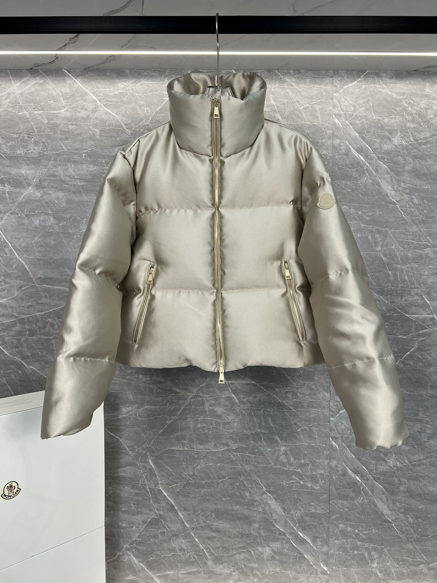 Moncler Bonnelles women's short down jacket in satin, elegant design, functional and stylish. Size: 012-Big cat