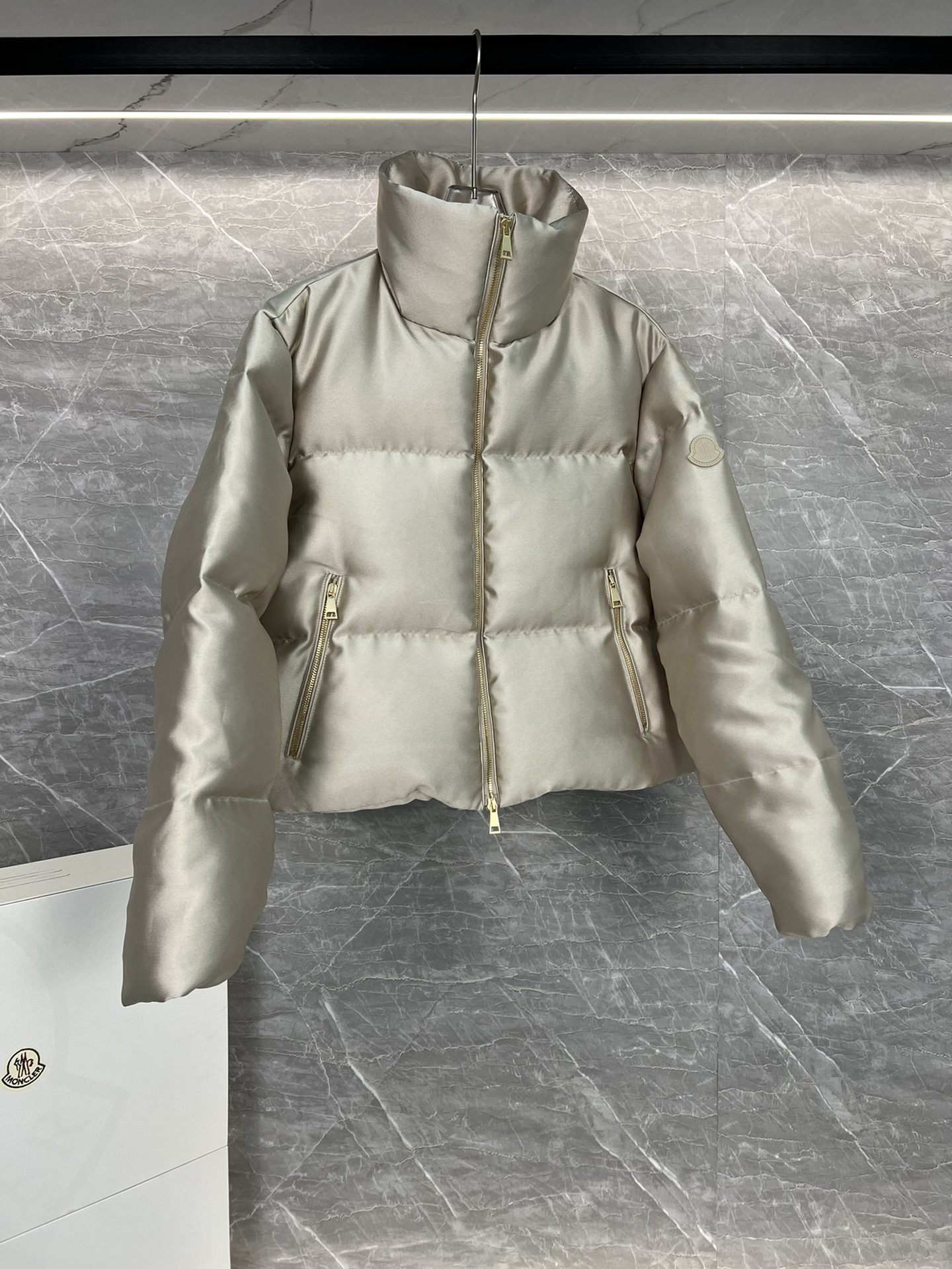 Moncler Bonnelles women's short down jacket in satin, elegant design, functional and stylish. Size: 012-Big cat