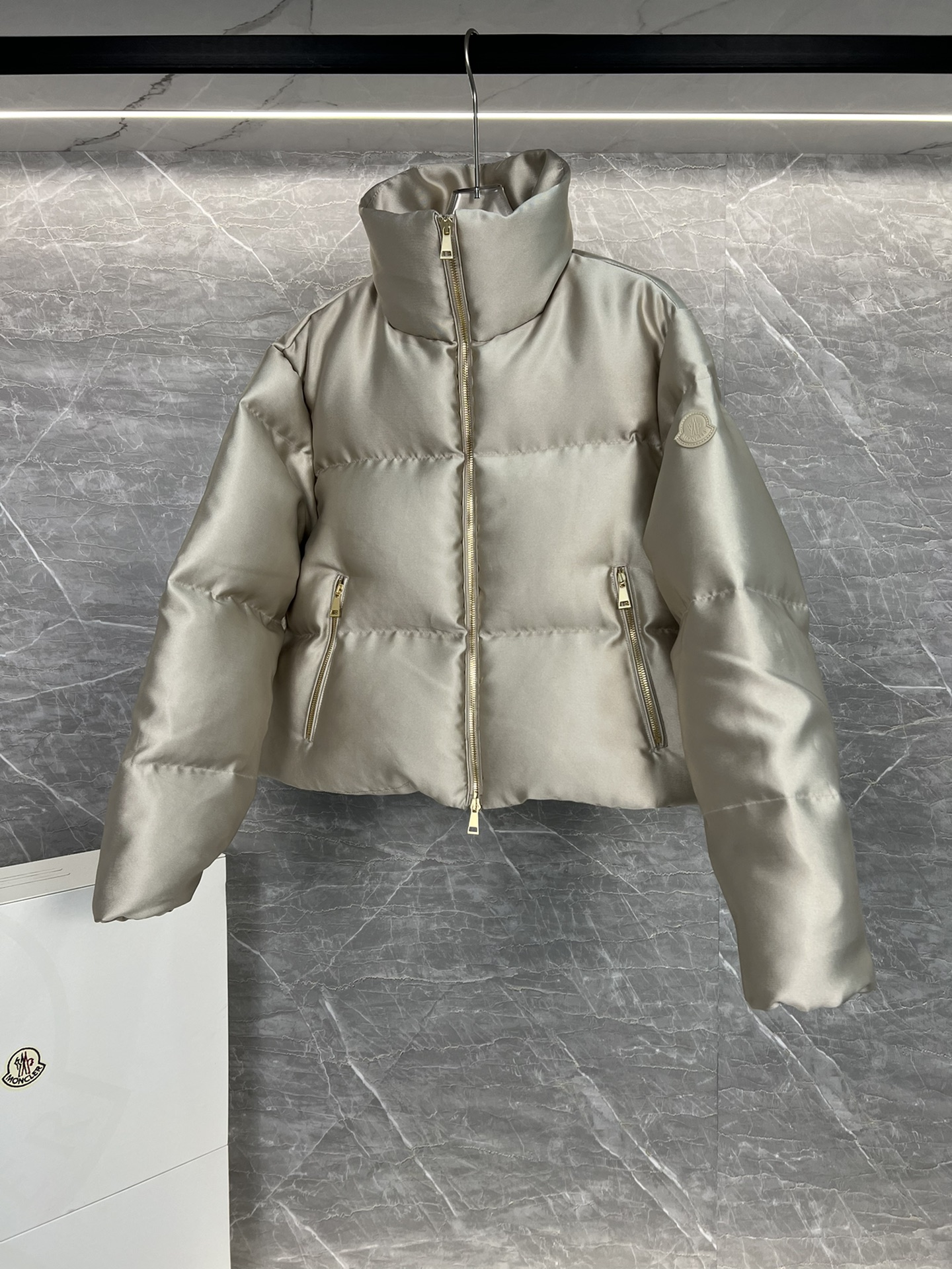 Moncler Bonnelles women's short down jacket in satin, elegant design, functional and stylish. Size: 012-Big cat
