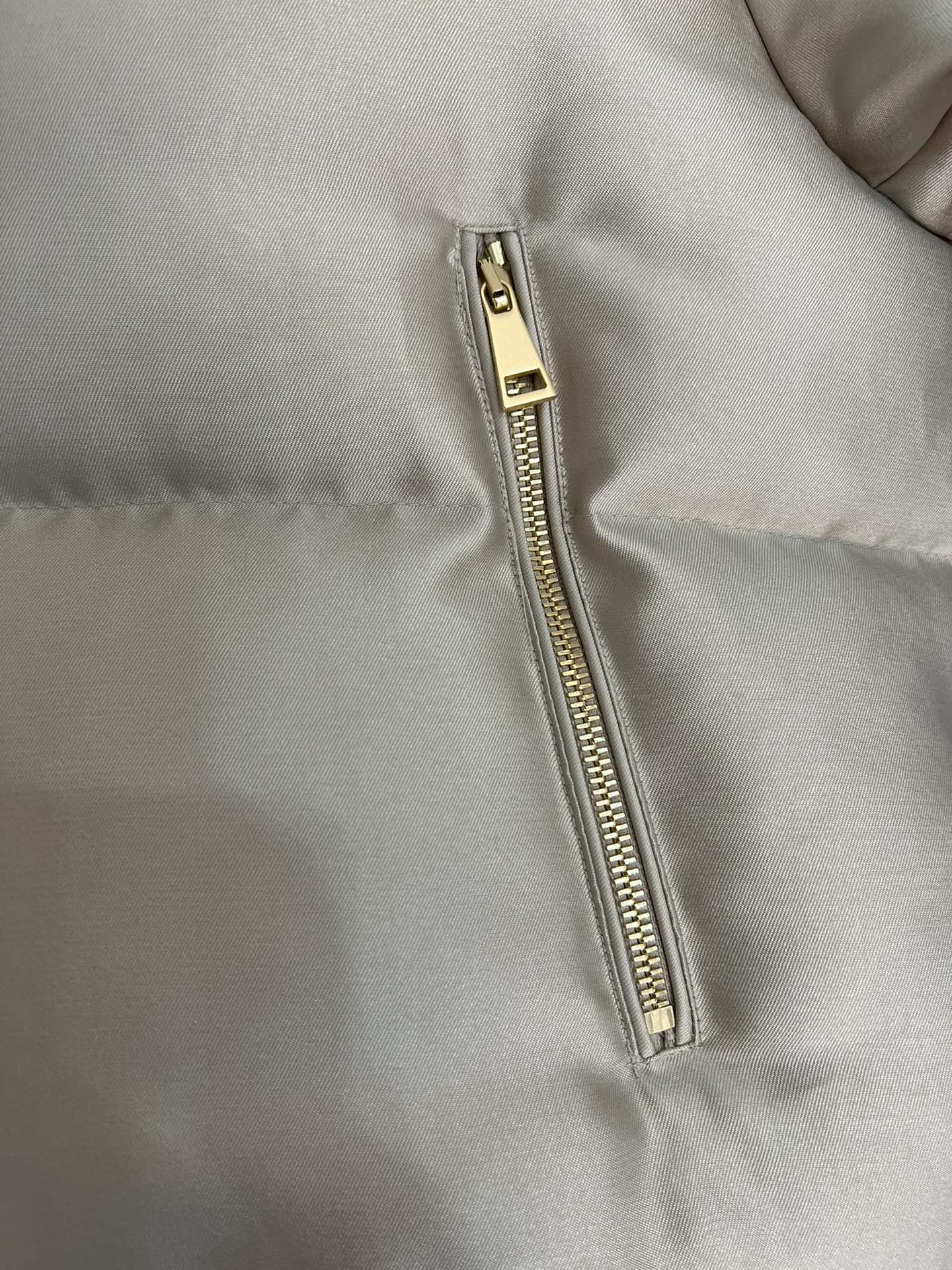 Moncler Bonnelles short satin down jacket for women. Slim fit, elegant design. Size: 012.-Big cat