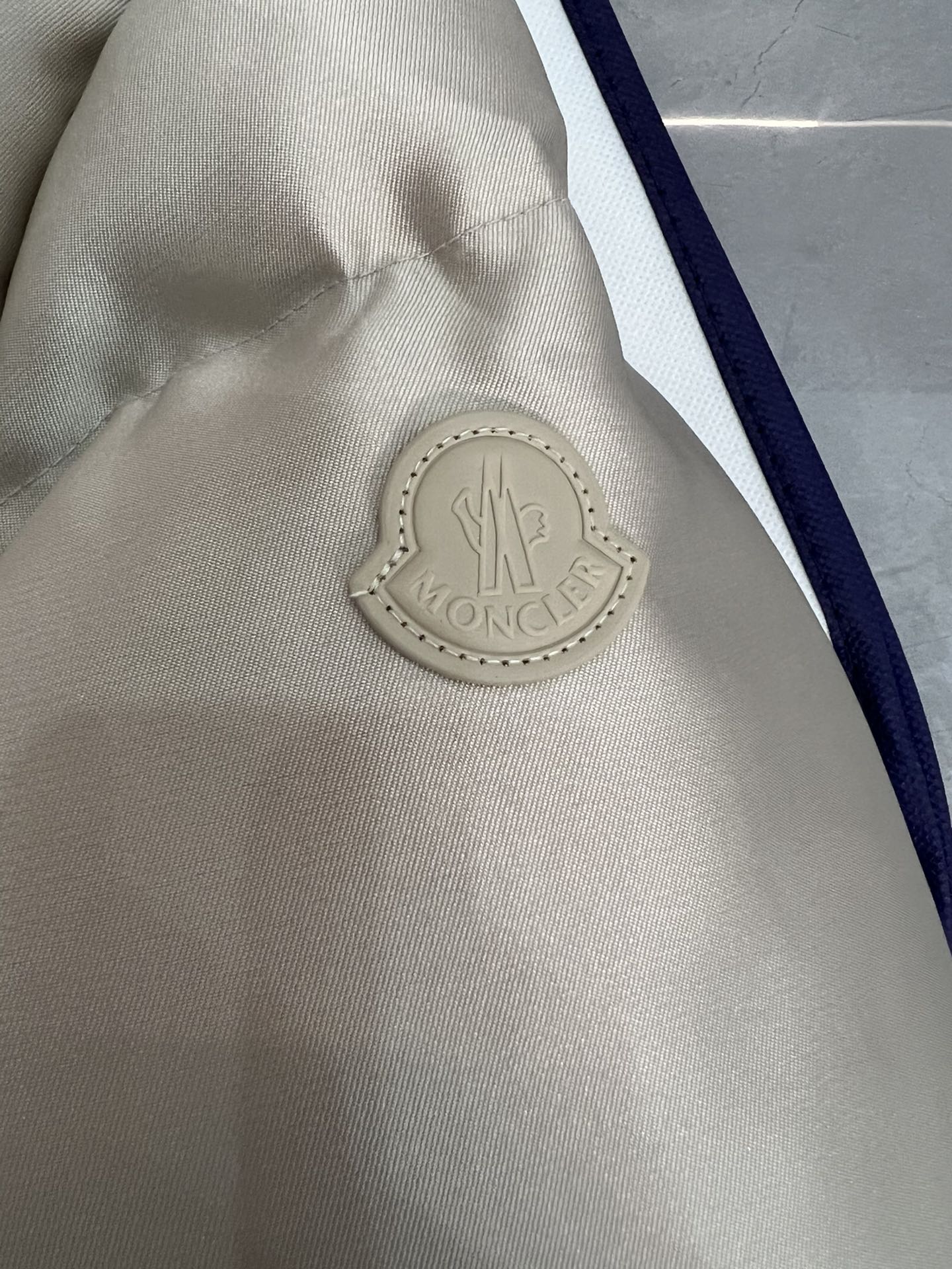 Moncler Bonnelles short satin down jacket for women. Slim fit, elegant design. Size: 012.-Big cat