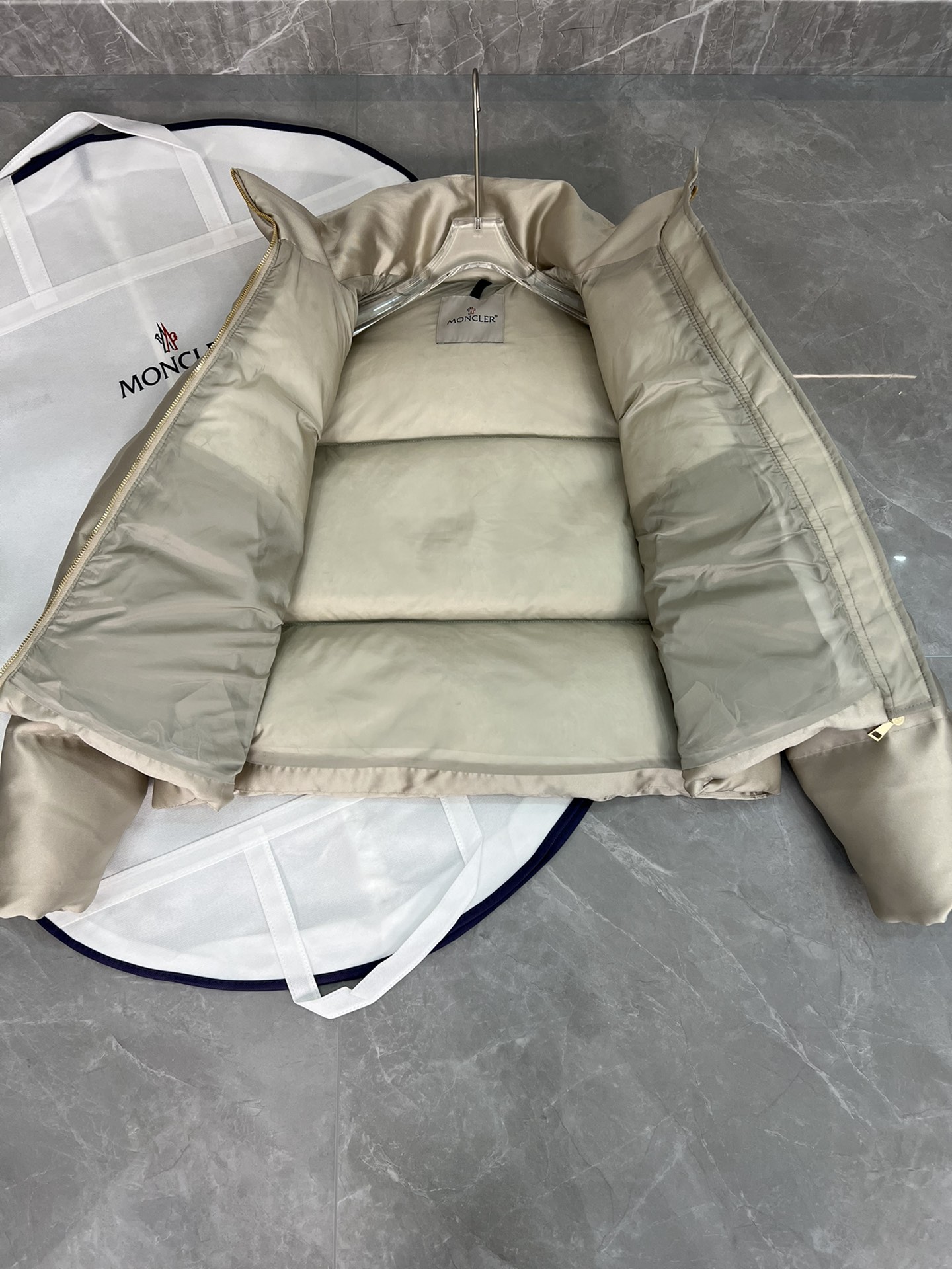 Moncler Bonnelles short satin down jacket for women. Slim fit, elegant design. Size: 012.-Big cat