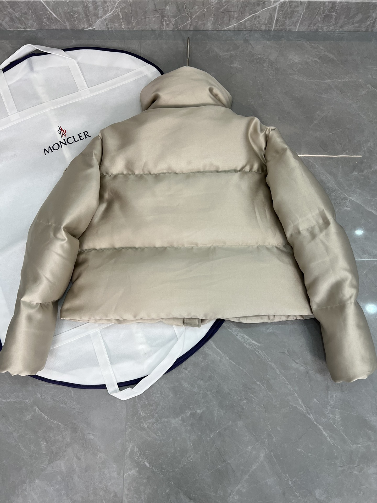 Moncler Bonnelles short satin down jacket for women. Slim fit, elegant design. Size: 012.-Big cat