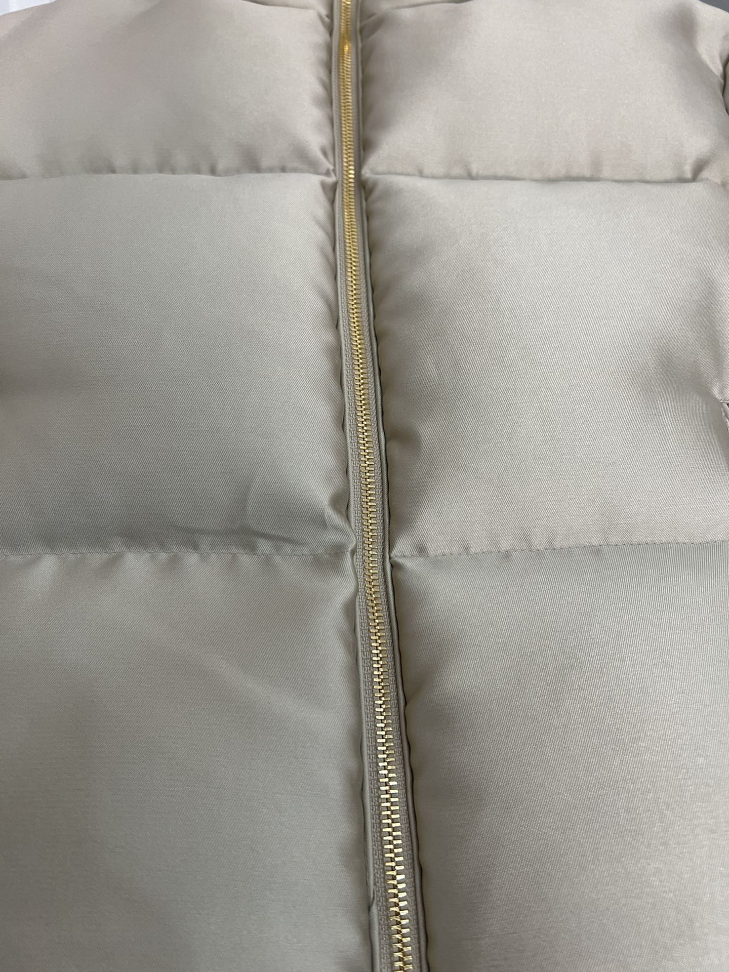 Moncler Bonnelles short satin down jacket for women. Slim fit, elegant design. Size: 012.-Big cat