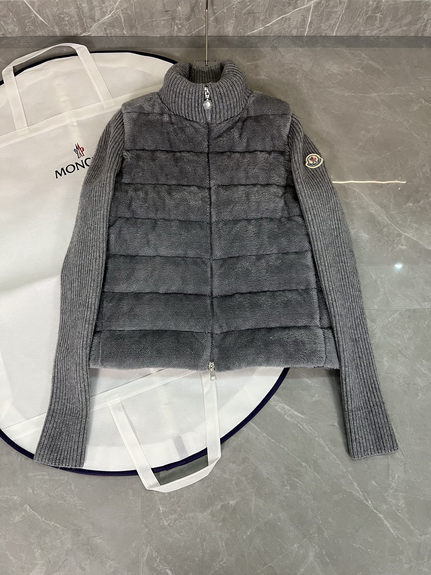 Empaque Cardigan nuevo de principios de primavera 2025, chaqueta de plumas de grosor medio, la parte inferior de la tel…