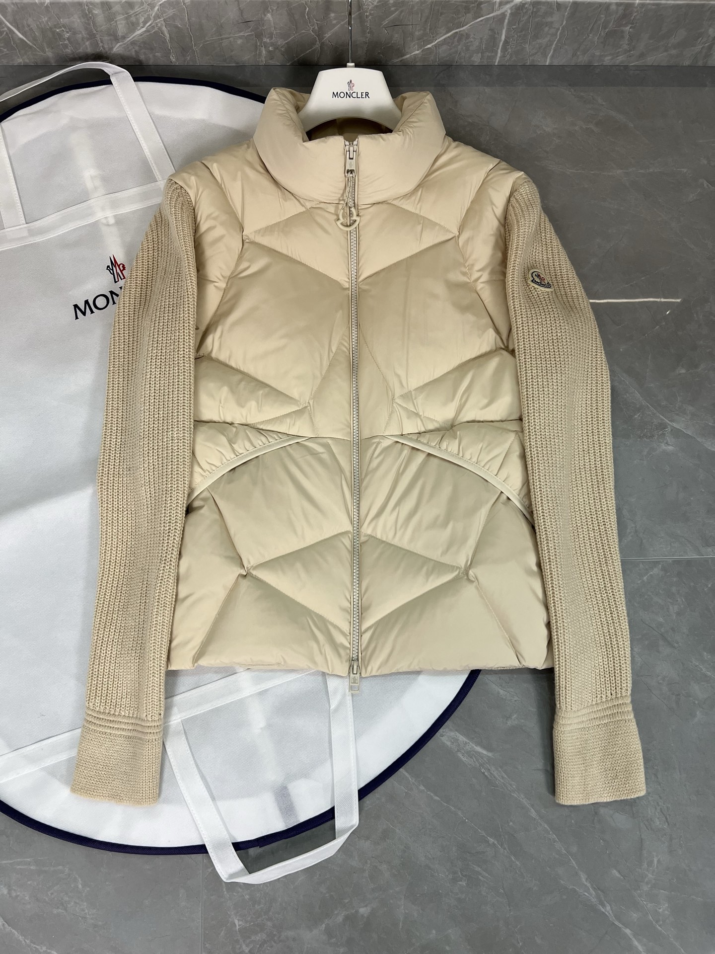 Nueva colección, esta chaqueta de punto acolchada está fabricada con alta artesanía, utilizando materiales de alta cali…
