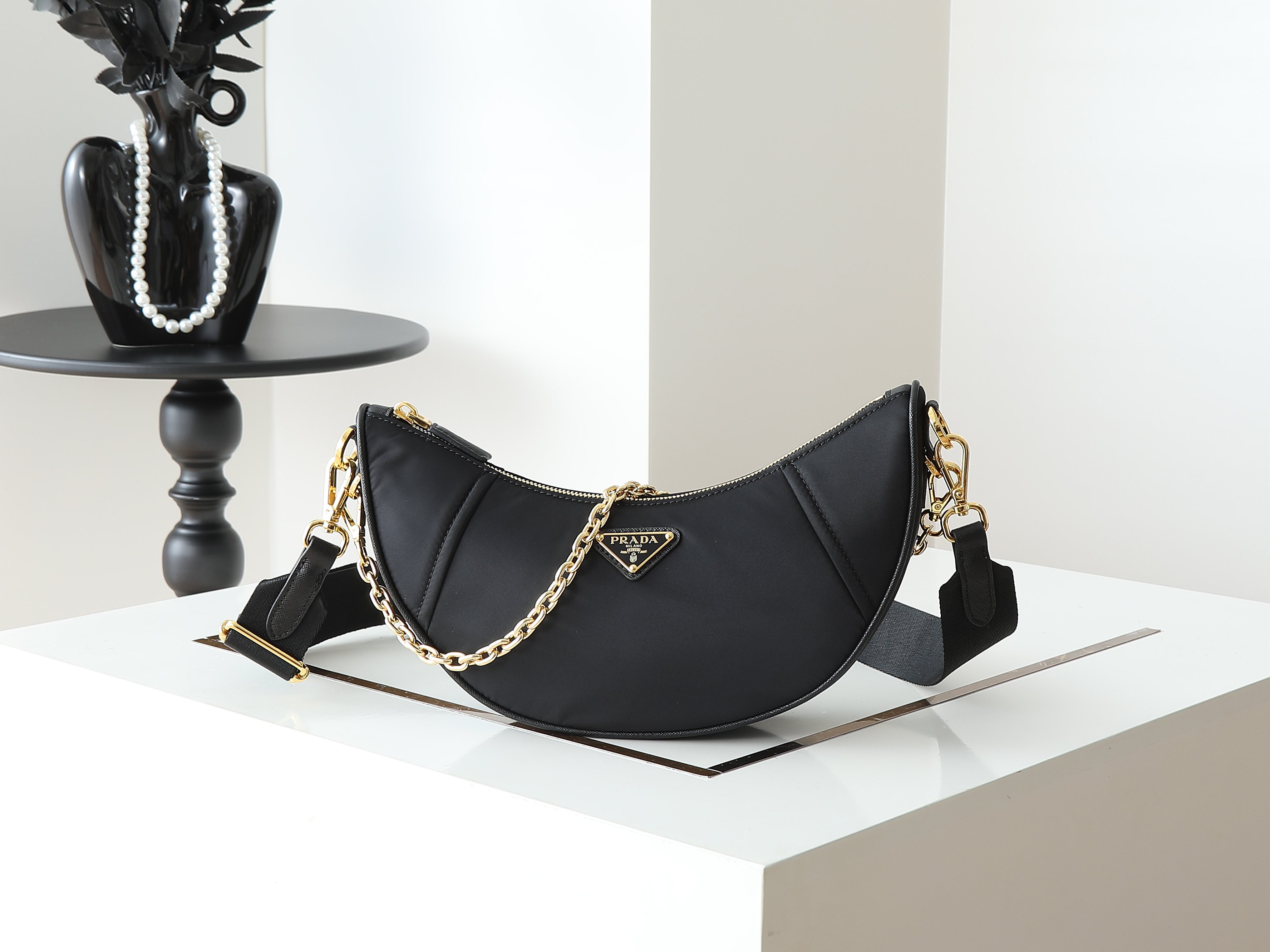 NO:384220,Batch, new crescent bag 1BH222 multi-function This Re-Nylon handbag is made of recycled nylon fabric, exquisite and versatile, integrating archive shape and practical contemporary style. Half-moon silhouette, paired with removable sports shoulder straps and elegant chain handles, with diverse and functional backing methods. Crossbody/armstem/armstem bag/handle, is so perfect for babies, hurry up and buy it. Long 30x height 13.5x bottom 6cm, Prada, prada19860909批、新品月牙包1BH222多功能 这款Re-Nylon手袋采用再生尼龙面料制作,精致而百搭,融合档案库造型与实用的当代风格.半月廓形,搭配可拆卸运动风肩带与优雅的链条手提柄,背法多样多功能.斜挎/腋下/腋包/手提,太完美了宝宝们,赶紧入手吧 长30x高13.5x底6cm,普拉达,prada,Bag