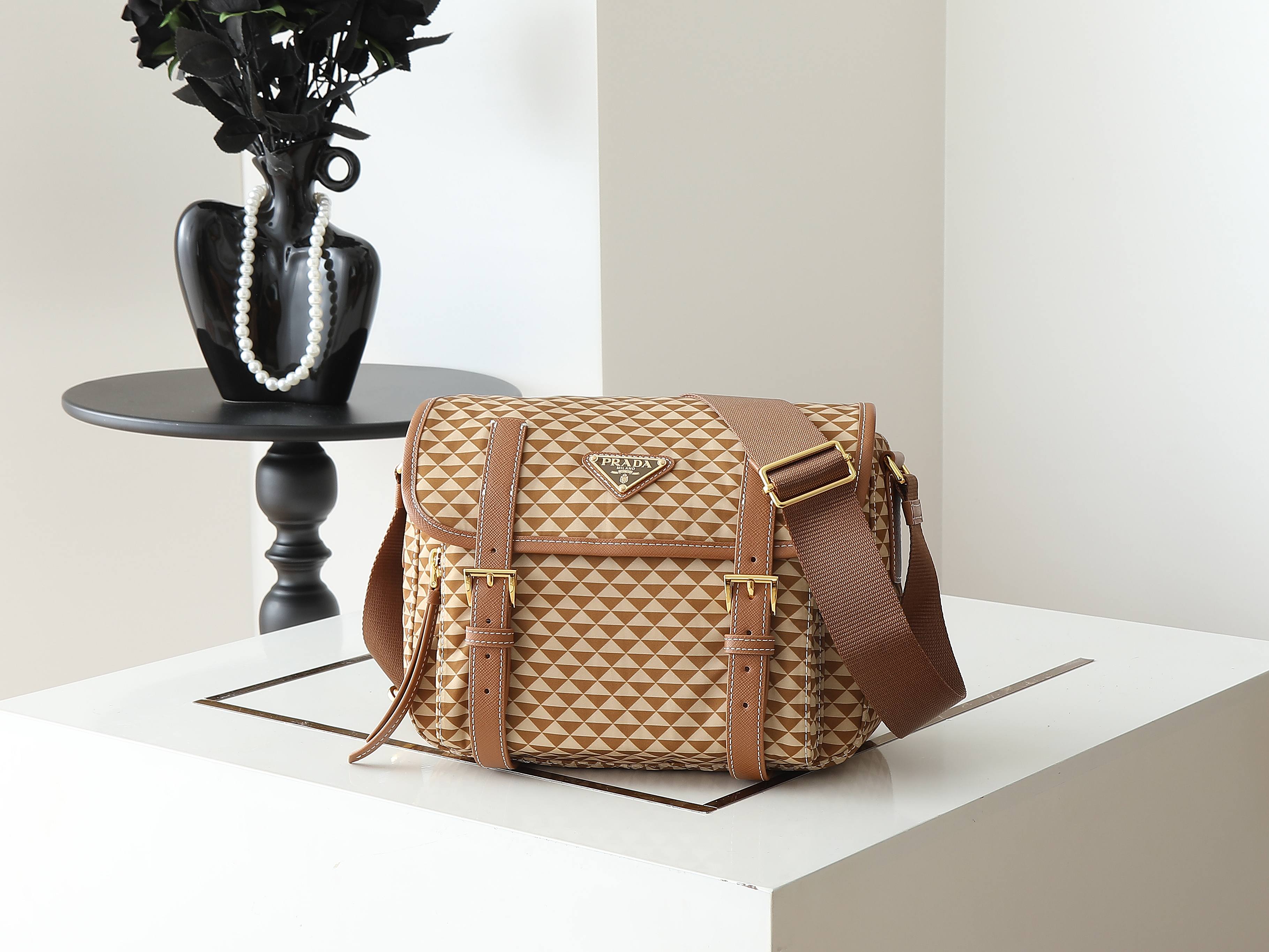 NO:384203,The new Symbole1BD383 postman bag This postman bag is made of fabric printed nylon fabric and cross-patterned cowhide. The color is eye-catching. The print on the bag is composed of classic triangles, which is very pleasing and has a large space. It is so beautiful. Beauties, hurry up and buy it. It is a must-have in spring and summer. Long 25x high 19.5x bottom 11cm, Prada, prada, cowhide19860909批、原单货新款Symbole1BD383邮差包 这款邮差包采用织物印花尼龙面料,配十字纹牛皮.颜色吸睛夺目,包包上的印花由经典三角形组成,很耐看哟,空间大.真太太美了,美女们,赶紧入手吧,春夏季节必备 长25x高19.5x底11cm,普拉达,prada,cowhide,Bag