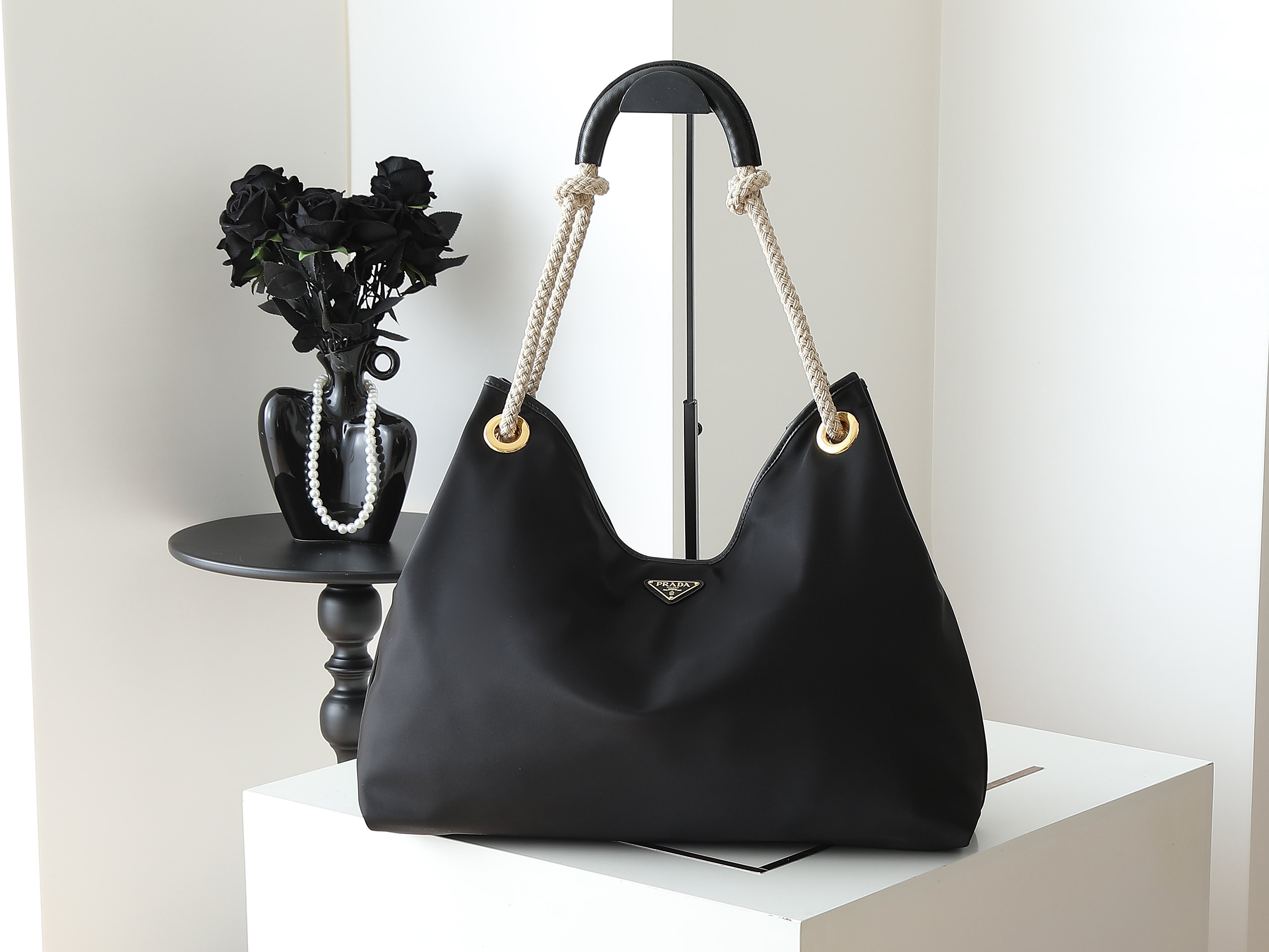 NO:384224,[Original List] New Tote Bag 1BC244 Large Shopping Bag This recycled nylon bag is inspired by classic elements of the marine style, and uses novel and exquisite matching to highlight the lively and personal style. The sliding rope handle outlines the Oversize silhouette for this multi-functional accessories, and the enamel triangle metal logo highlights the brand identity. The capacity space is large, the upper body effect is very charming, light and practical, and it is another permanent outdated hot model. Size length 48x height 39x bottom 14cm, Prada, prada, versace, totes19860909批【原单】新款托特包1BC244大购物袋这款再生尼龙包袋灵感源自海洋风格的经典元素,采用新颖精美搭配,彰显活泼个性风格.滑动编绳手提柄为这款多功能配饰勾勒Oversize廓形,涂珐琅三角形金属徽标彰显品牌身份.容量空间大,上身效果非常有魅力轻便又实用,又是一款永久不过时爆款尺寸长48x高39x底14cm,普拉达,prada,versace,totes,Bag