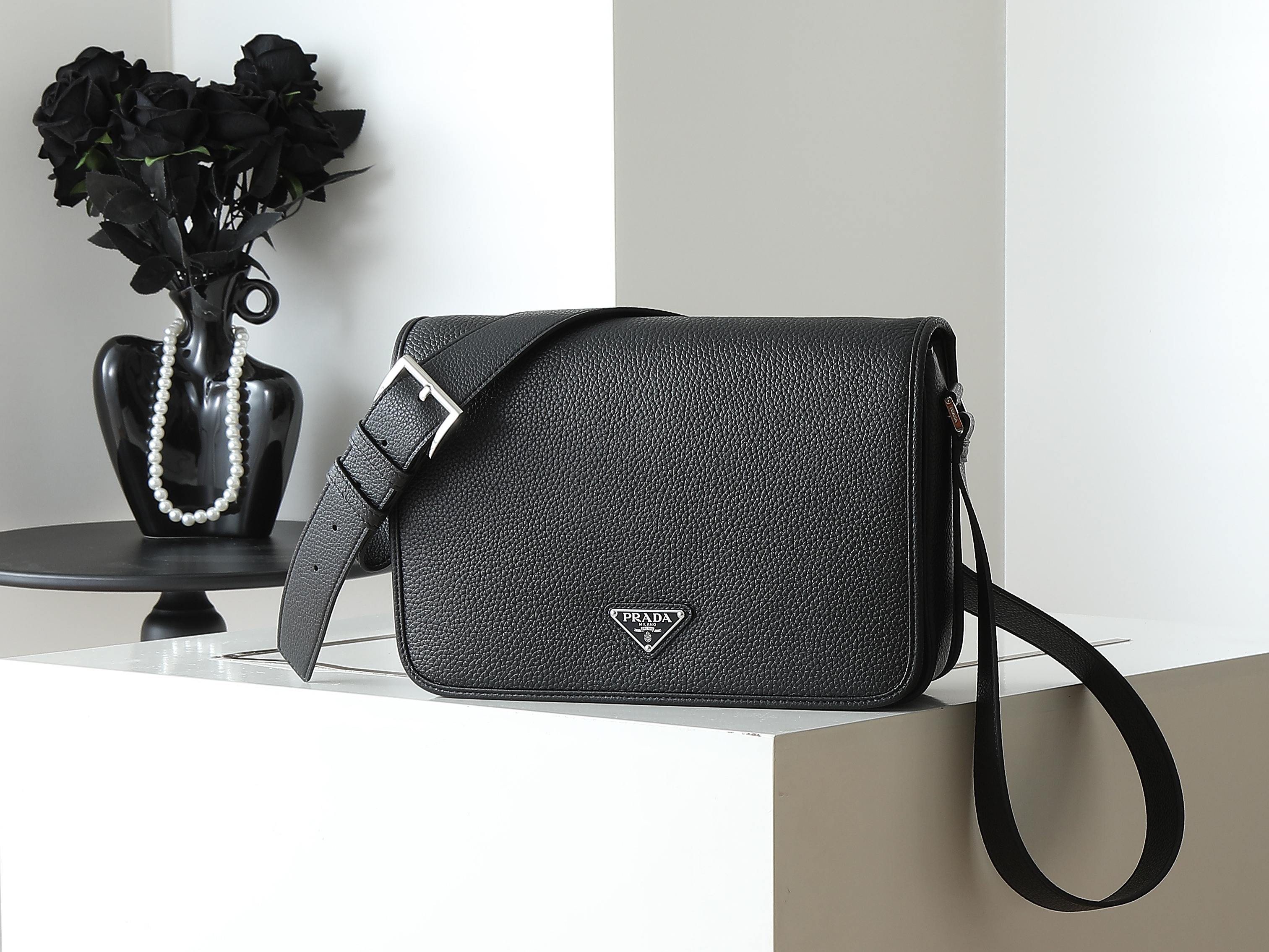 NO:852368,Batch, new messenger bag 2VD075 This exquisite and multifunctional shoulder bag adopts a smooth design and is made of soft cow leather with a natural touch surface. The smooth details emphasize the simple silhouette, adjustable leather shoulder straps, magnetic buckle flap design, the upper body effect is fashionable and grand, handsome guys, it is worth owning, hurry up and get it, Prada [running price], prada, shoulder bags, cowhide19860909批、新款邮差包2VD075 这款精致多功能的单肩包采用流畅设计,由柔软牛皮革制成,具有自然触感的表面.流畅的细节强调了简单的轮廓,可调节皮革肩带,磁扣翻盖设计,上身效果时尚又大气,帅哥们,值得拥有,赶紧入手吧长30x高20x底9cm,普拉达【跑量价】,prada,shoulder bags,cowhide,Bag