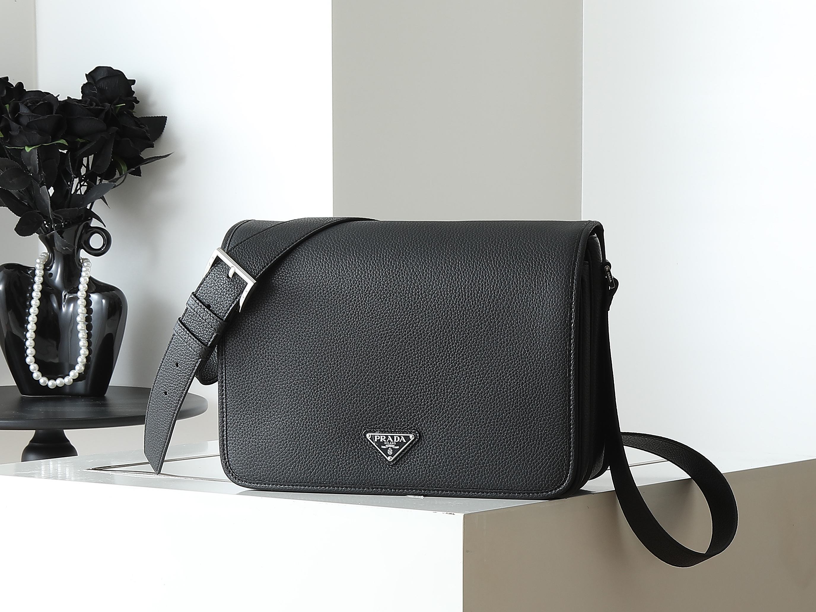 NO:852356,Batch, new messenger bag 2VD074 large size This exquisite and versatile shoulder bag adopts a smooth design and is made of soft cow leather with a natural touch surface. The smooth details emphasize the simple silhouette, adjustable leather shoulder straps, magnetic buckle flap design, the upper body effect is fashionable and atmospheric, handsome guys, it is worth owning, hurry up and get it, Prada [running price], prada, shoulder bags, cowhide19860909批、新款邮差包2VD074 大号 这款精致多功能的单肩包采用流畅设计,由柔软牛皮革制成,具有自然触感的表面.流畅的细节强调了简单的轮廓,可调节皮革肩带,磁扣翻盖设计,上身效果时尚又大气,帅哥们,值得拥有,赶紧入手吧长32x高23x底11cm,普拉达【跑量价】,prada,shoulder bags,cowhide,Bag