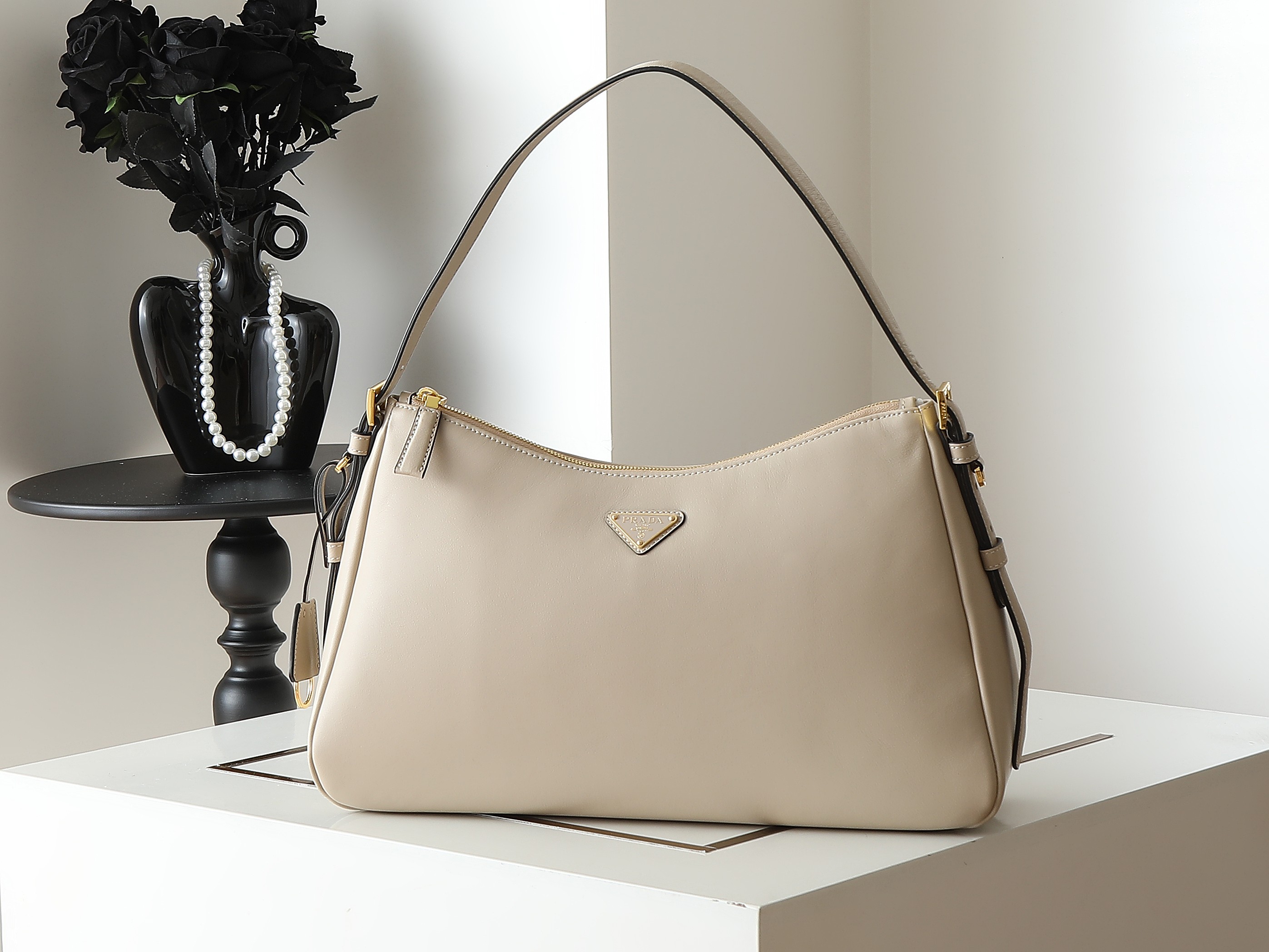 NO:852568,Batch New Aimee Underarm Bag 1BC228 This leather Hobo underarm bag has a simple design. It is made of imported calfskin, with a metal triangular enamel logo on the front. It is equipped with a detachable leather shoulder strap. The leather is delicate and soft, practical, lightweight, large in capacity, high-end and versatile. Another popular fashion item. Hurry up and get it. It’s so beautiful. Length 39x height 24x bottom 12cm, Prada [price by volume], prada, cowhide19860909批 新款Aimee腋下包1BC228这款皮革Hobo腋下包设计气质简约,采用进口小牛皮,正面金属三角形珐琅徽标,配有可拆卸皮革肩带,皮质细腻柔软,实用轻便容量空间大高级百搭,又一个时尚爆款.赶紧入手吧,太美了 长39x高24x底12cm,普拉达【跑量价】,prada,cowhide,Bag