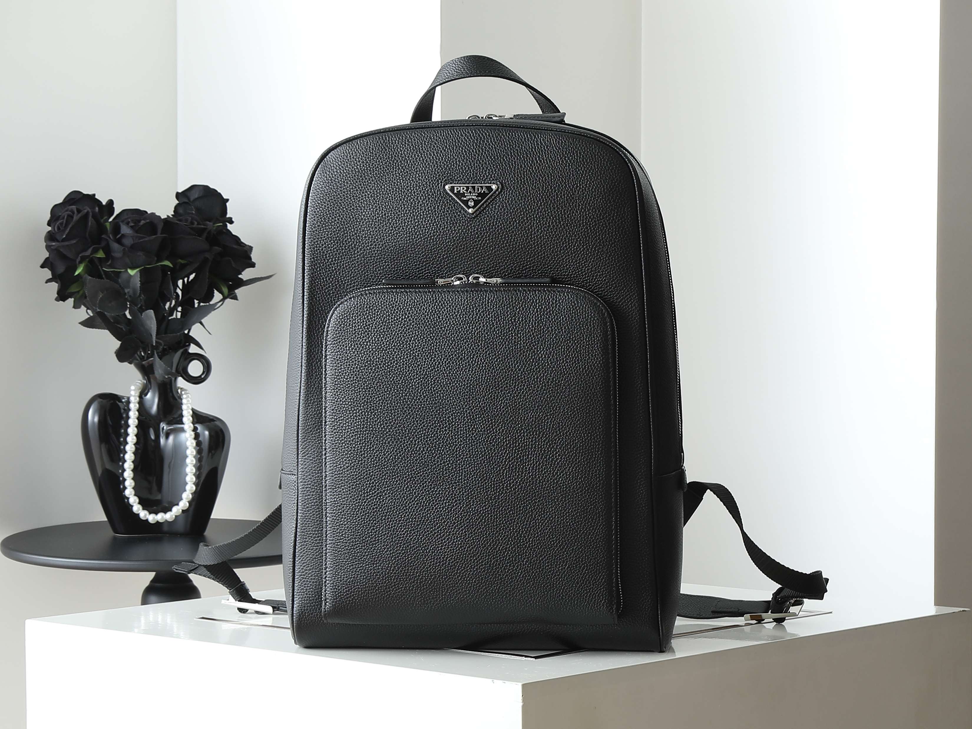 NO:391077,The new backpack 2VZ102 original single product is made of imported Saffiano leather material, metal hardware accessories, two straps with adjustable leather straps with two-way zippers, and a pocket design on the front. This backpack is simple and fashionable. It can meet all occasions for work, commuting or holidays. It is another permanent outdated hot model with long 30x height 43x bottom 12.5cm, Prada, prada, backpacks19860909批 新款背包2VZ102原单货 采用进口Saffiano皮革材质,金属五金配件,两条背带可调节的皮革带双向拉链,前幅有口袋设计,这款背包简约时尚.能够满足上班通勤或休假日常出行的各个场合.又是一款永久不过时爆款长30x高43x底12.5cm,普拉达,prada,backpacks,Bag