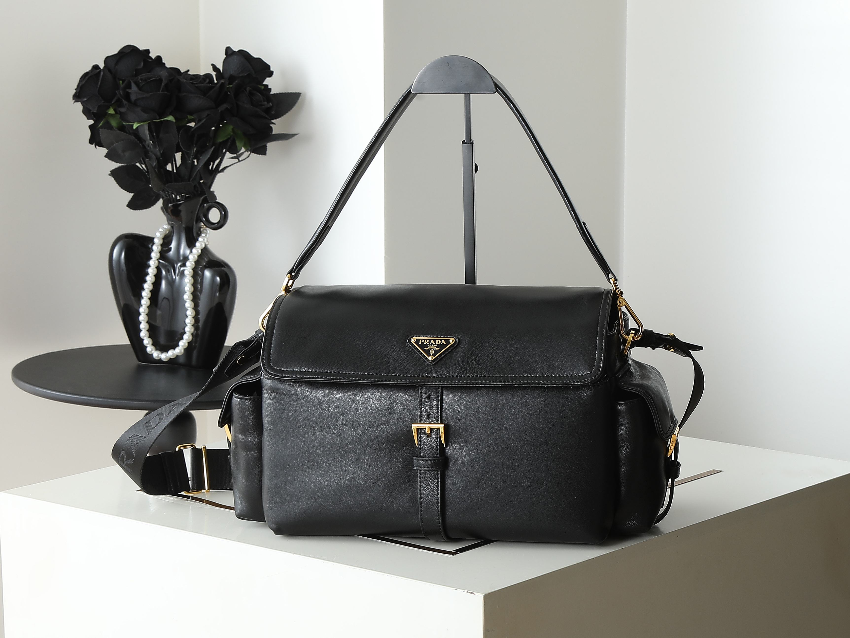 NO:852205,Batch new messenger bag 1BD391 large size. This handbag perfectly combines sophistication and functionality. It is made of sheepskin and equipped with multiple pockets. The lightweight and practical design combines sports and versatile elements, decorated with enameled triangular metal logo and leather details. It comes with 2 detachable shoulder straps, large capacity, perfect, and a popular style that will never go out of style. The large size is suitable for men and women, so hurry up and get it.  Length 37.5x height 19x bottom 12cm, Prada [price based on quantity], prada, sheepskin19860909批 新款邮差包1BD391大号 这款手袋完美融合精致与功能性,采用羊皮,配有多个口袋.轻盈实用的设计结合运动与百搭元素,饰有涂珐琅三角形金属徽标,搭配皮革细节.配有2条肩带可拆卸,容量大,太完美,又是一款永久不过时爆款,大号男女共用,赶紧入手吧 长37.5x高19x底12cm,普拉达【跑量价】,prada,sheepskin,Bag