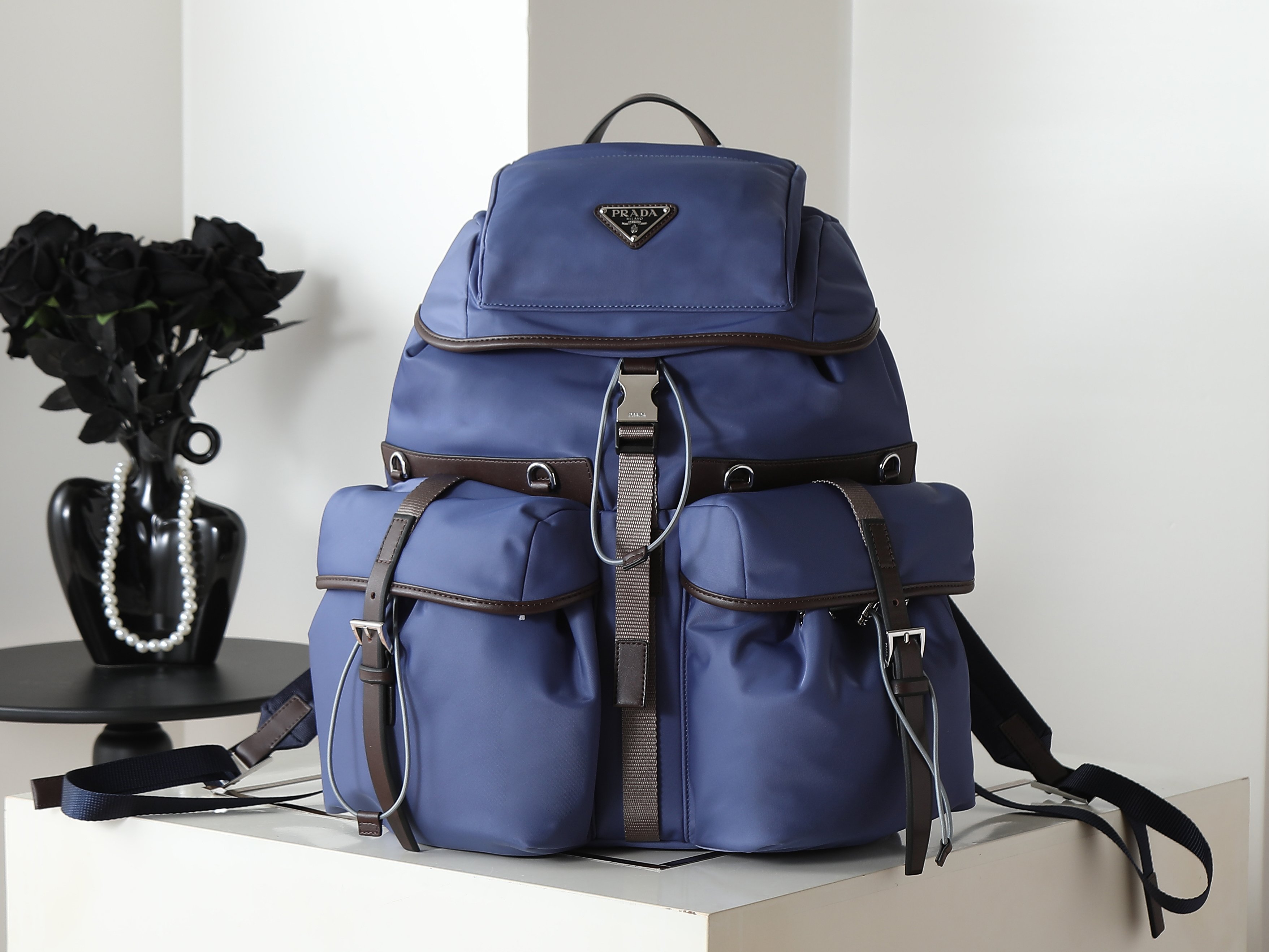 NO:557306,Batch New Calf Leather Spliced Backpack 2VZ117 This backpack combines exquisiteness and practical functions, presenting a mixed silhouette with soft lines. The duality of design is reflected through the combination of light and practical Re-Nylon regenerated nylon and classic style. The spacious and versatile accessories are finished with iconic details, highlighting the essence of Prada's craftsmanship. It has large capacity and is a timeless hot item. Hurry and get it.  Length 30x height 46x bottom 19cm, Prada [price based on quantity], prada, prada, backpacks, cowhide19860909批 新品牛皮革拼接双肩背包2VZ117此款双肩背包融合精致与实用功能,呈现柔和线条的混搭廓形,设计的二元性通过轻盈实用的Re-Nylon再生尼龙与经典风格的结合得以体现,宽敞百搭的配饰以标志性细节收尾,彰显Prada的工艺精髓.容量空间大,又是一款永久不过时爆款,赶紧入手吧 长30x高46x底19cm,普拉达【跑量价】,prada,prada,backpacks,cowhide,Bag