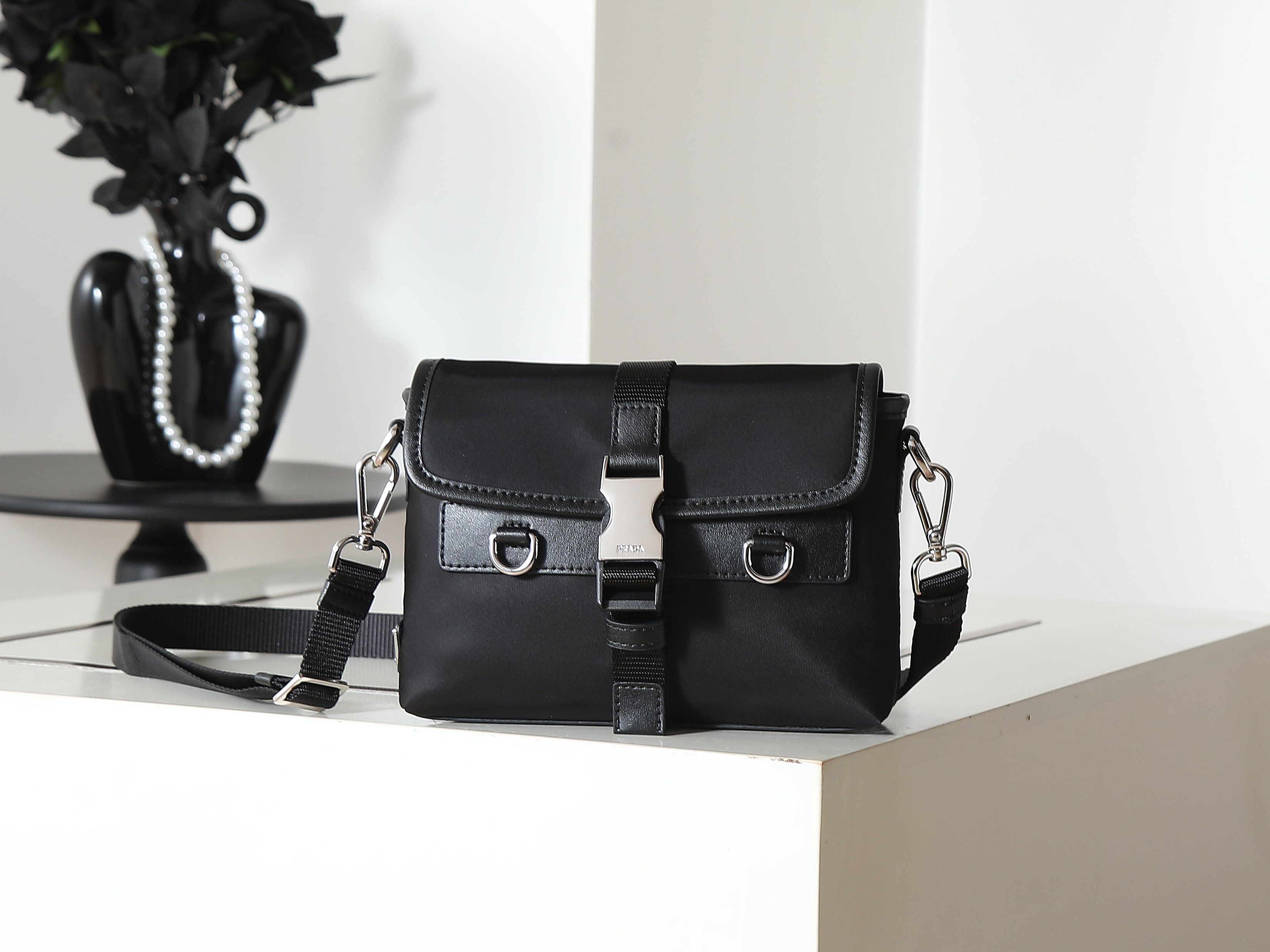 NO:557289,Batch model 2ZT071 cow leather with nylon cloth mobile phone bag. This exquisite and modern mobile phone bag is made of Re-Nylon material. It is equipped with practical handles, adjustable shoulder straps, and the enameled metal triangle logo adds iconic elements. Length 19x height 13x bottom 5.5cm, Prada [price], prada, cowhide19860909批型号2ZT071 牛皮革配尼龙布手机包,此款精致现代的手机包采用Re-Nylon 材质打造,配备实用卸,可调节肩带,涂珐琅金属三角形徽标增添标志性元素 长19x高13x底5.5cm,普拉达【跑量价】,prada,cowhide,Bag