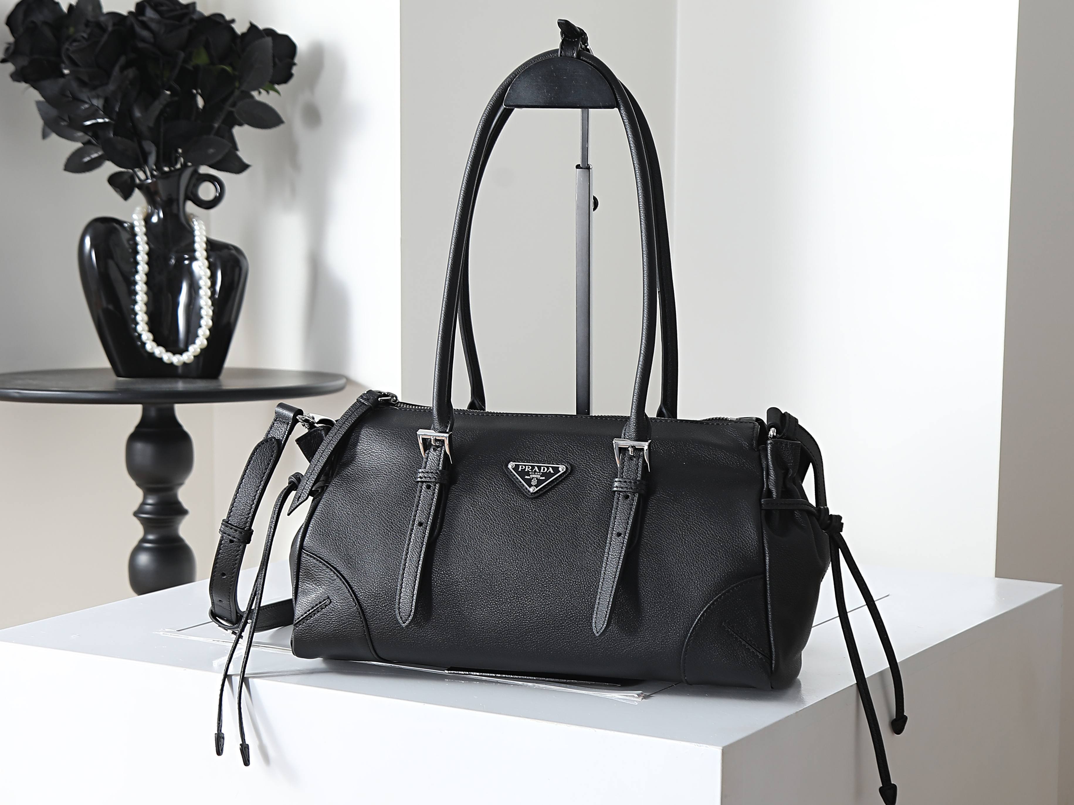 NO:853512,Batch New Product Bonnie1BG628 This retro-textured leather bag embodies a refined and modern personality. The geometric outline combines a modern, metal buckle and side shoelace design. The long handle shows a pragmatic and casual attitude. It is equipped with a detachable long shoulder strap, which is convenient for different occasions. The capacity is very large. It is huge and easy to use and is definitely a must-have for fashionistas. Hurry up and take this retro style handbag home.  Length 32x height 17.5x bottom 10.5cm, Prada [price based on quantity], prada19860909批 新品Bonnie1BG628 这款复古质感的皮包体现了精致而现代的个性.几何轮廓将现代、金属带扣和侧边鞋带设计.而长手柄则表明了一种务实和休闲的态度.配有一条可拆卸长肩带,方便不同场合搭配,容量空间非常大.巨巨好用绝对是时尚达人们的必备款.赶紧把这款复古格调手拎包带回家吧 长32x高17.5x底10.5cm,普拉达【跑量价】,prada,Bag