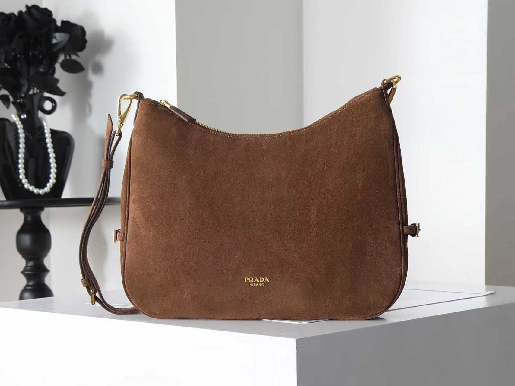 NO:852411,Batch New Wandering Bag 1BC288 This pure and simple shape embodies the ultimate modern spirit. It adopts imported suede handbags with simple design and highlights the style through functional elements. It has an embossed letter logo on the front, zipper opening and closing, and is equipped with two pockets, one of which has a zipper. It has a large capacity and the upper body effect is very fashionable and beautiful. It is also a popular style that will never go out of style. Length 33x height 28x bottom 7cm, Prada [running price], prada, chamois leather19860909批 新品流浪包1BC288 这款纯粹简约的造型体现岀极致现代精神采用进口麂皮手袋设计简约,并通过功能性元素突显风格的 正面压花字母徽标,拉链开合,配两个口袋,其中一个带拉链,容量空间大,上身效果非常时尚好看,又是一款永久不过时爆款 长33x高28x底7cm,普拉达【跑量价】,prada,chamois leather,Bag