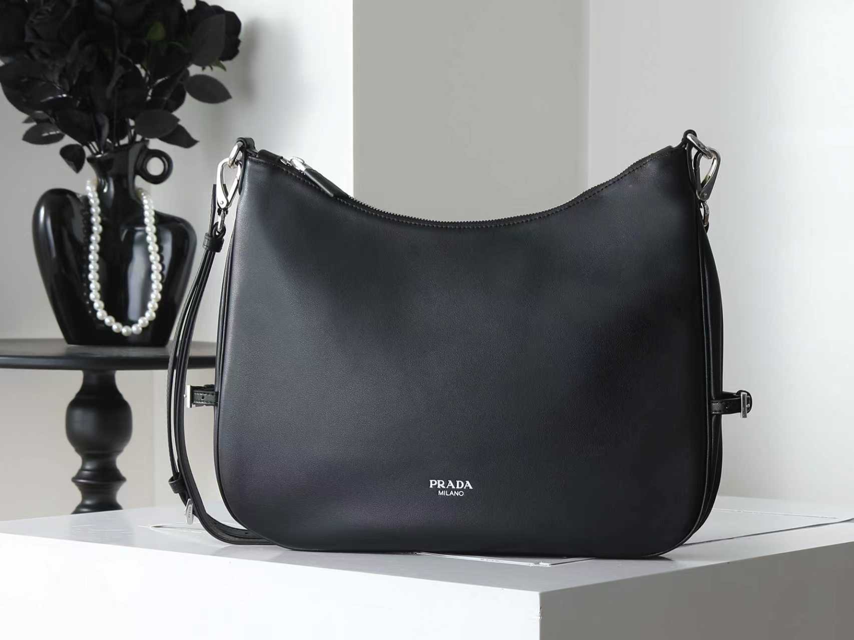 NO:852432,Batch New Wandering Bag 1BC288 This pure and simple shape embodies the ultimate modern spirit. It adopts imported calfskin handbags with simple design and highlights the style through functional elements. Front embossed letter logo, zipper opening and closing, equipped with two pockets, one of which has a zipper, large capacity space, the upper body effect is very fashionable and beautiful, and it is a popular style that will never go out of style. Length 33x height 28x bottom 7cm, Prada [running price], prada, cowhide19860909批 新品流浪包1BC288 这款纯粹简约的造型体现岀极致现代精神采用进口小牛皮手袋设计简约,并通过功能性元素突显风格的 正面压花字母徽标,拉链开合,配两个口袋,其中一个带拉链,容量空间大,上身效果非常时尚好看,又是一款永久不过时爆款 长33x高28x底7cm,普拉达【跑量价】,prada,cowhide,Bag