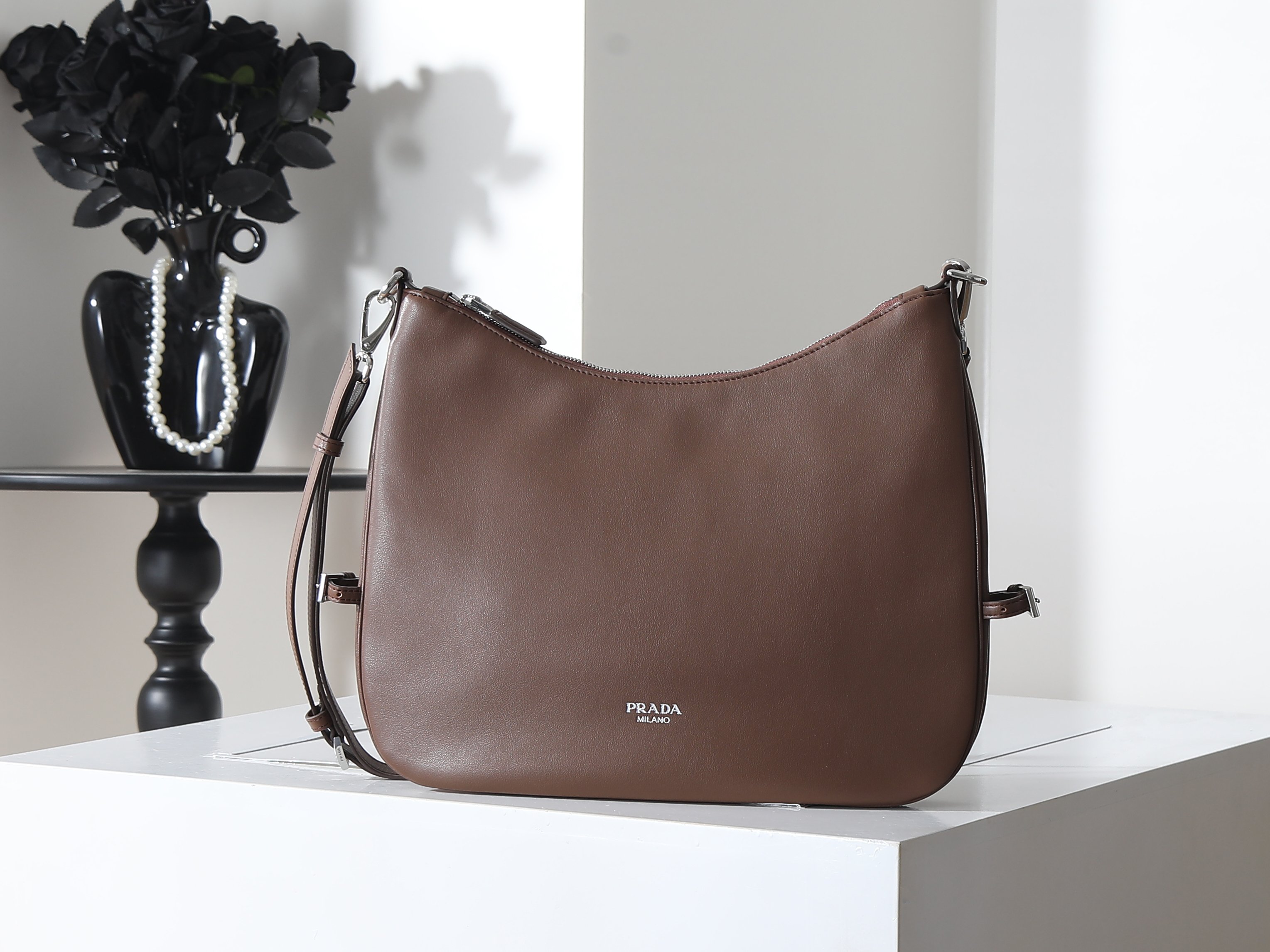 NO:852409,Batch New Wandering Bag 1BC288 This pure and simple shape embodies the ultimate modern spirit. It adopts imported calfskin handbags with simple design and highlights the style through functional elements. Front embossed letter logo, zipper opening and closing, equipped with two pockets, one of which has a zipper, large capacity space, the upper body effect is very fashionable and beautiful, and it is a popular style that will never go out of style. Length 33x height 28x bottom 7cm, Prada [running price], prada, cowhide19860909批 新品流浪包1BC288 这款纯粹简约的造型体现岀极致现代精神采用进口小牛皮手袋设计简约,并通过功能性元素突显风格的 正面压花字母徽标,拉链开合,配两个口袋,其中一个带拉链,容量空间大,上身效果非常时尚好看,又是一款永久不过时爆款 长33x高28x底7cm,普拉达【跑量价】,prada,cowhide,Bag