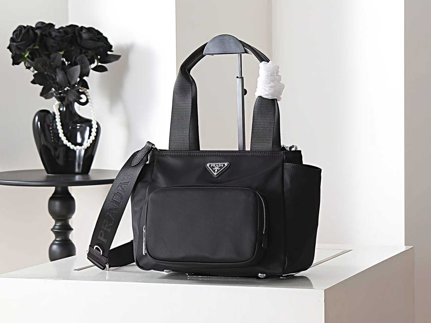 NO:852402,New Mommy Bag 1BG582 Small This Re-Nylon handbag is designed to be lightweight and versatile. This accessory has smooth lines, multiple inner and outer pockets, and is decorated with the iconic enamel metal triangle logo. Webbing handles, adjustable woven logo straps, front zipper pocket, 2 open side pockets, back zipper pocket, large capacity, and a timeless hot item for babies, hurry up and get it.  Length 26x height 22x bottom 13cm, Prada [price based on quantity], prada19860909新款妈咪包1BG582小号 这款Re-Nylon手提袋设计轻巧、功能多样.这款配饰线条流畅,有多个内袋和外袋,并饰有标志性的珐琅金属三角形标志.编织带手柄,可调节的编织标志带肩带,正面拉链口袋,开放式2个侧袋,背部拉链口袋,容量空间大,又是一款永久不过时爆款宝宝们,赶紧入手吧 长26x高22x底13cm,普拉达【跑量价】,prada,Bag