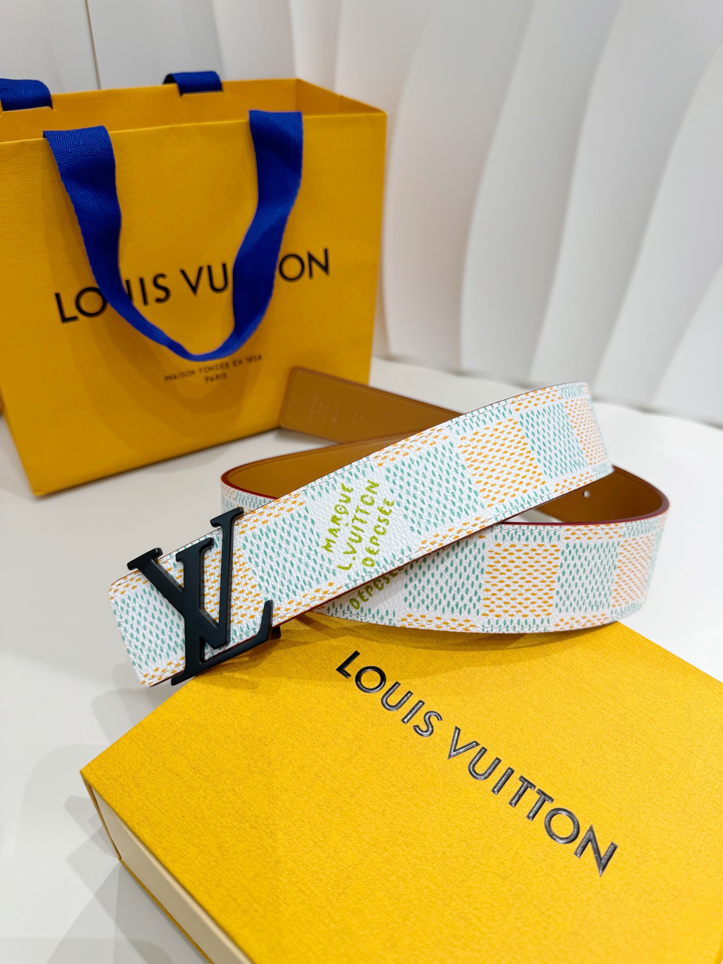 P160🏖代购正品级 LV 新款时尚 男士腰带 专柜品质 原厂皮料 🉑双面佩戴！
本款 LV Initials 双面腰带凝聚 Pharrell Williams 对典藏设计的灵感探索，通过焕新 Damier 图案和 Marque L. Vuitton déposée 标识完成创意表达。帆布一面吹袭夏日航海风潮，皮革一面彰显正装的经典格调，金属 LV 搭扣流露复古气息。皮带宽度：4cm
