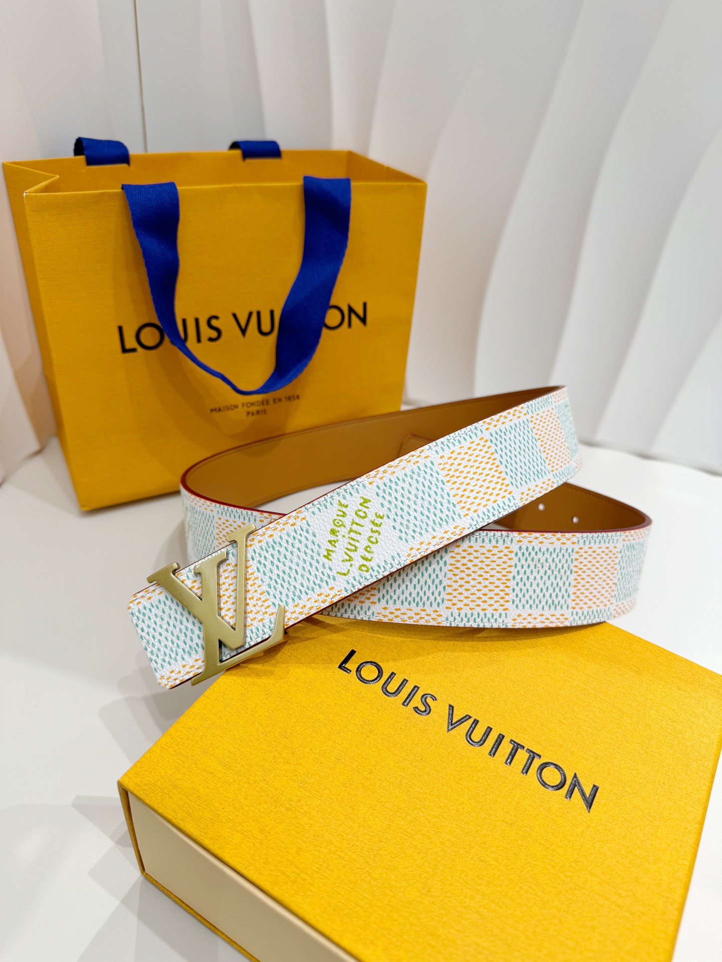 P160🏖代购正品级 LV 新款时尚 男士腰带 专柜品质 原厂皮料 🉑双面佩戴！
本款 LV Initials 双面腰带凝聚 Pharrell Williams 对典藏设计的灵感探索，通过焕新 Damier 图案和 Marque L. Vuitton déposée 标识完成创意表达。帆布一面吹袭夏日航海风潮，皮革一面彰显正装的经典格调，金属 LV 搭扣流露复古气息。皮带宽度：4cm
