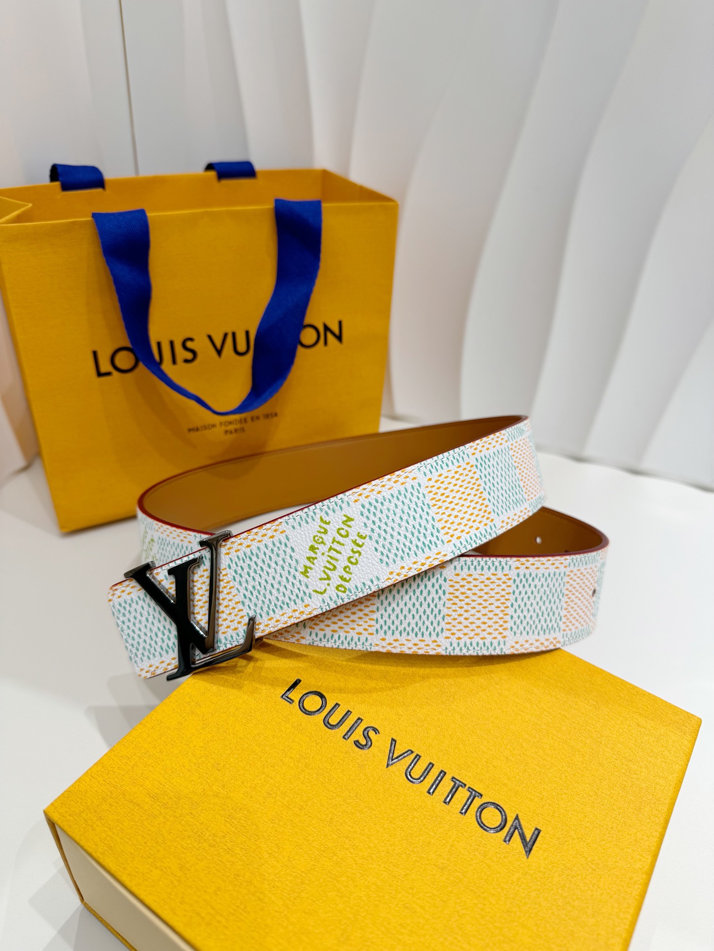 P160🏖代购正品级 LV 新款时尚 男士腰带 专柜品质 原厂皮料 🉑双面佩戴！
本款 LV Initials 双面腰带凝聚 Pharrell Williams 对典藏设计的灵感探索，通过焕新 Damier 图案和 Marque L. Vuitton déposée 标识完成创意表达。帆布一面吹袭夏日航海风潮，皮革一面彰显正装的经典格调，金属 LV 搭扣流露复古气息。皮带宽度：4cm
