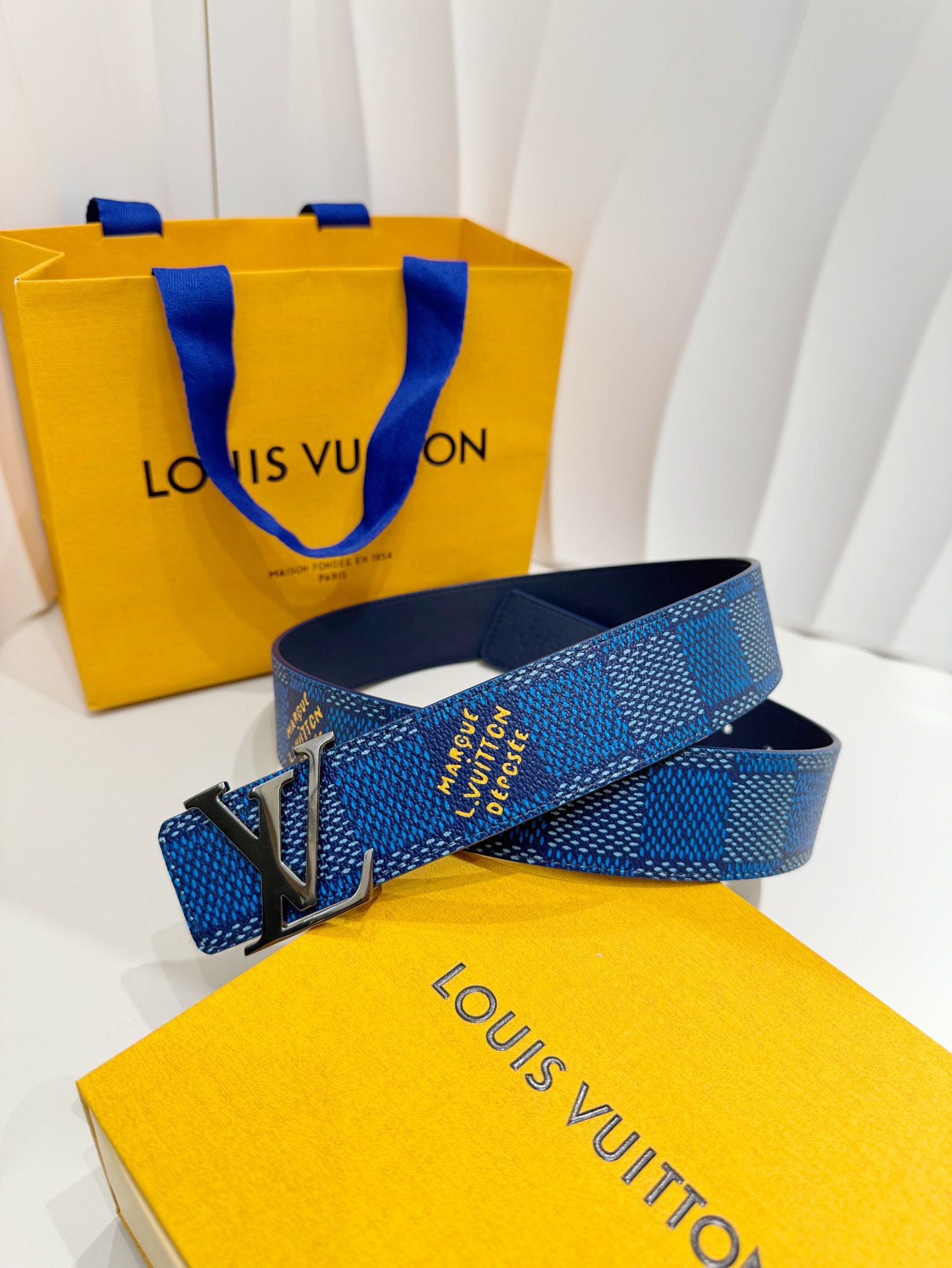 P160🏖代购正品级 LV 新款时尚 男士腰带 专柜品质 原厂皮料 🉑双面佩戴！
本款 LV Initials 双面腰带凝聚 Pharrell Williams 对典藏设计的灵感探索，通过焕新 Damier 图案和 Marque L. Vuitton déposée 标识完成创意表达。帆布一面吹袭夏日航海风潮，皮革一面彰显正装的经典格调，金属 LV 搭扣流露复古气息。皮带宽度：4cm
